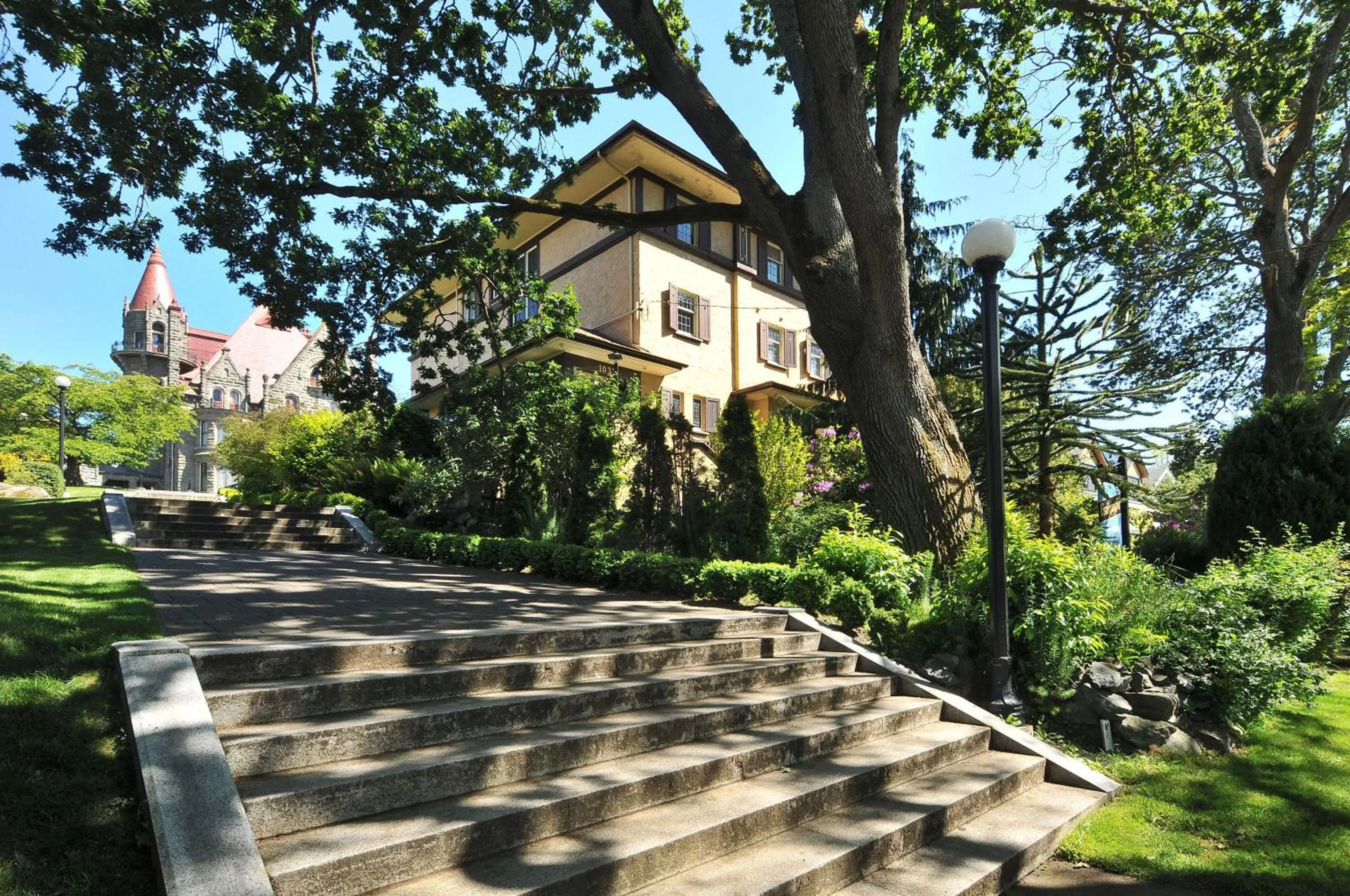 Facade/entrance in The Craigmyle Inn