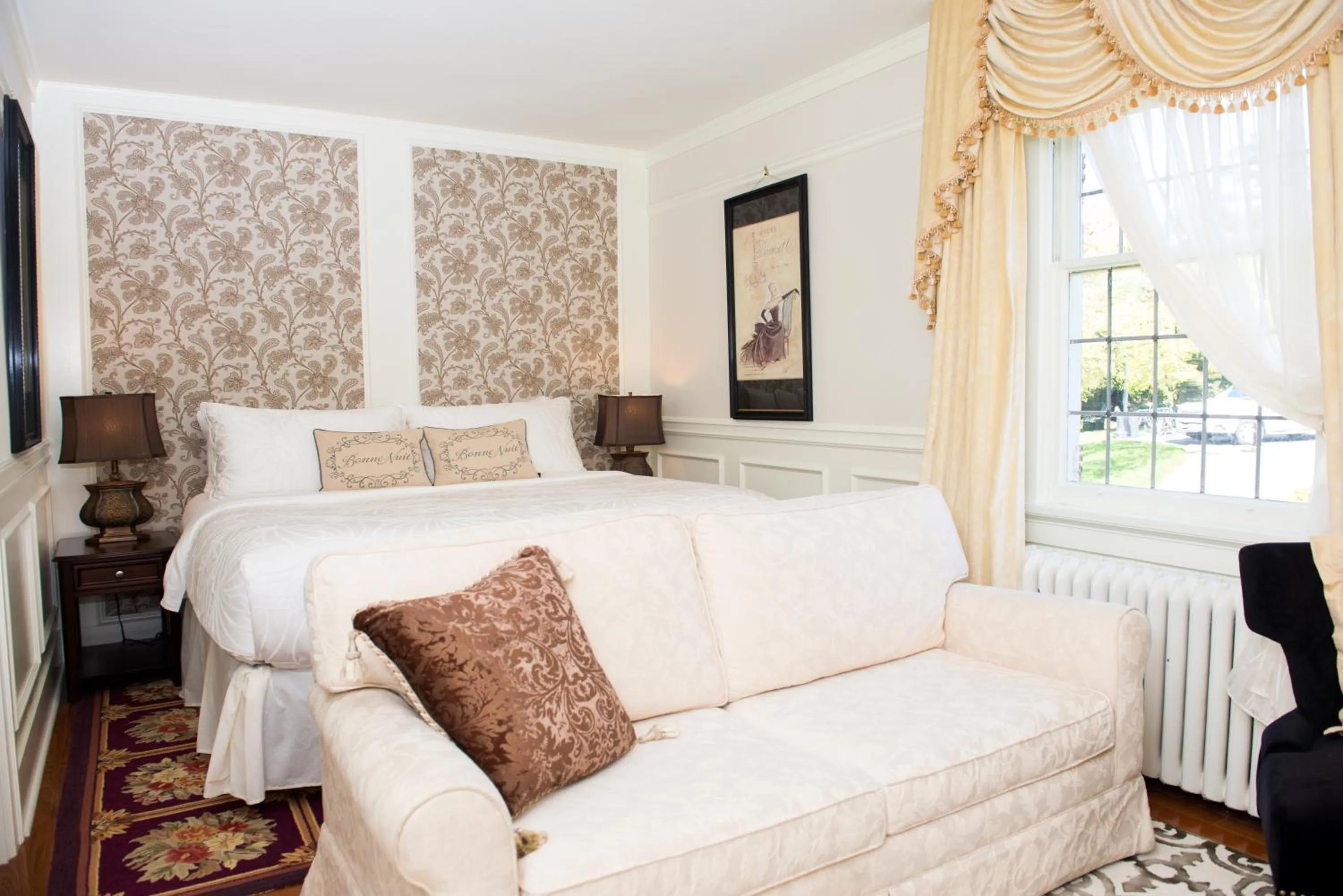 Photo of the whole room, Bed in The Craigmyle Inn