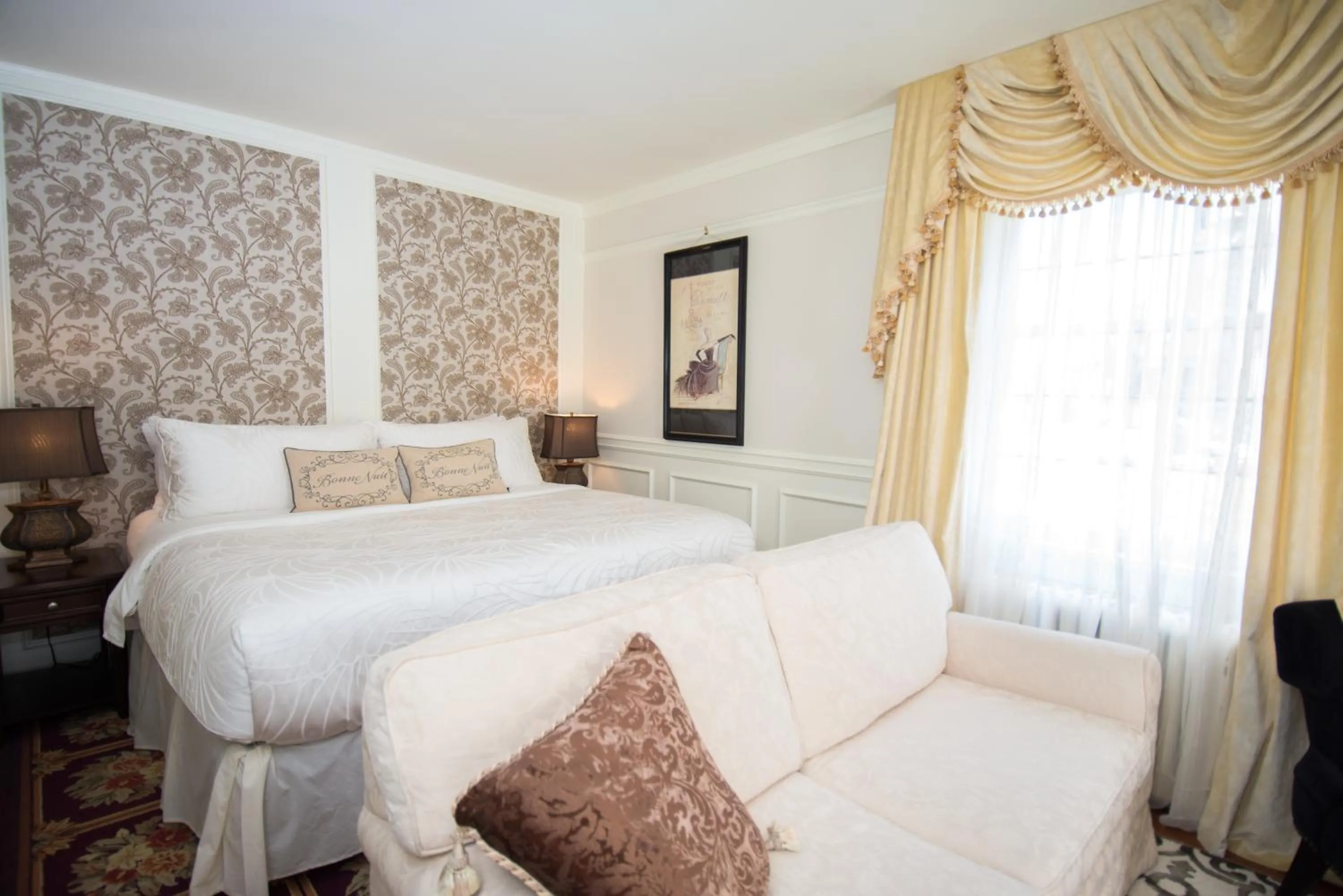 Photo of the whole room, Bed in The Craigmyle Inn