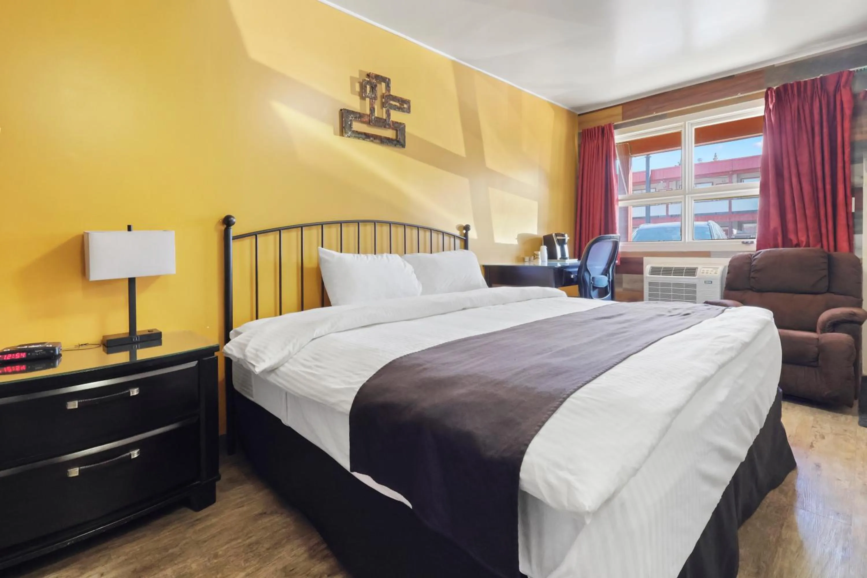 Photo of the whole room, Bed in Dauphin Inn Express