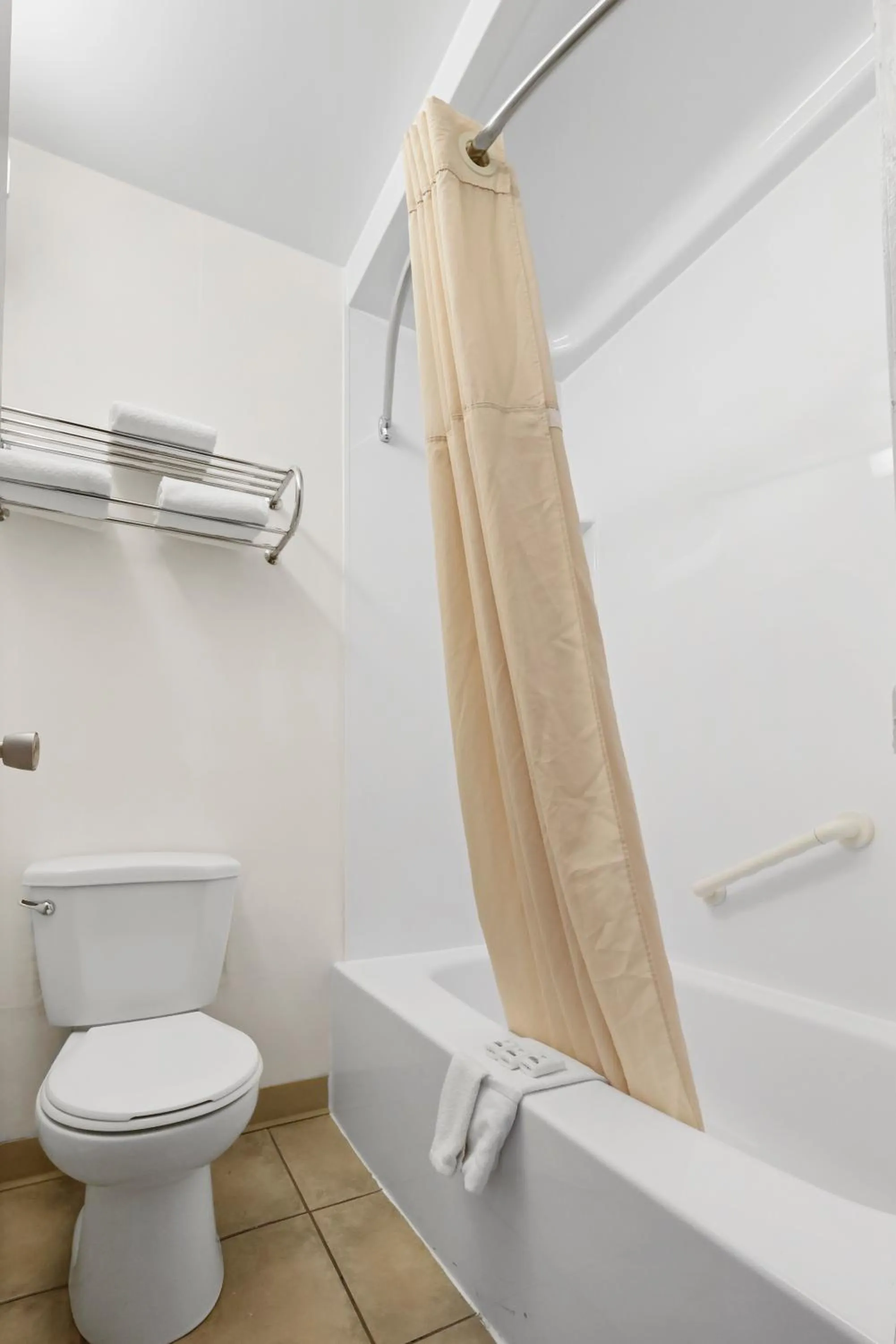 Shower in Dauphin Inn Express