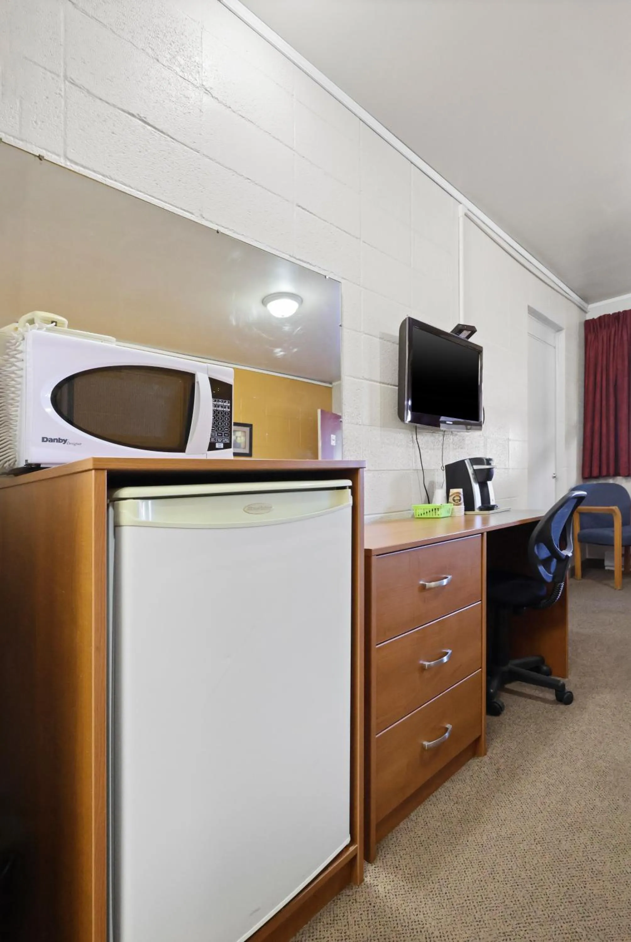 TV and multimedia in Dauphin Inn Express