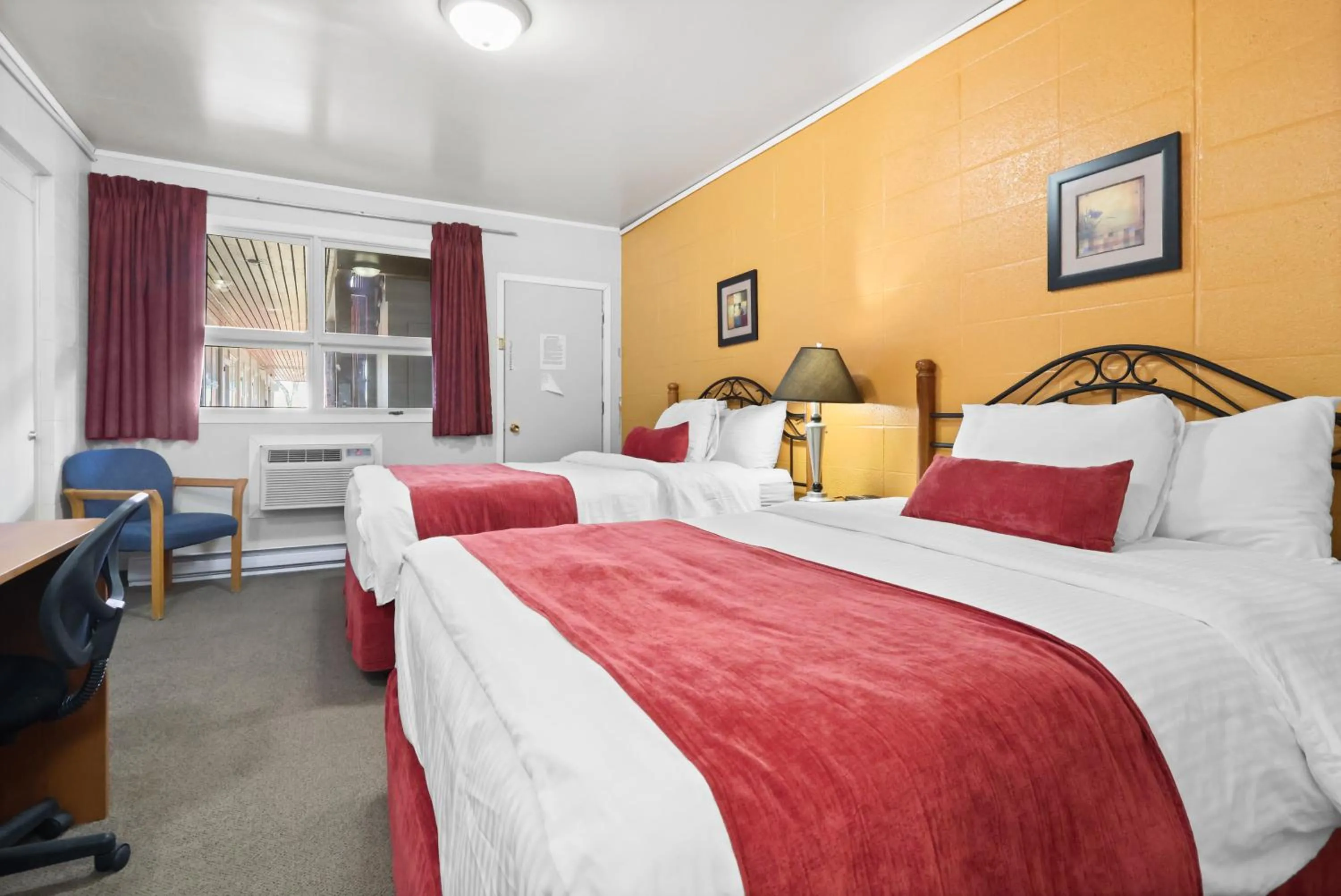 Photo of the whole room, Bed in Dauphin Inn Express