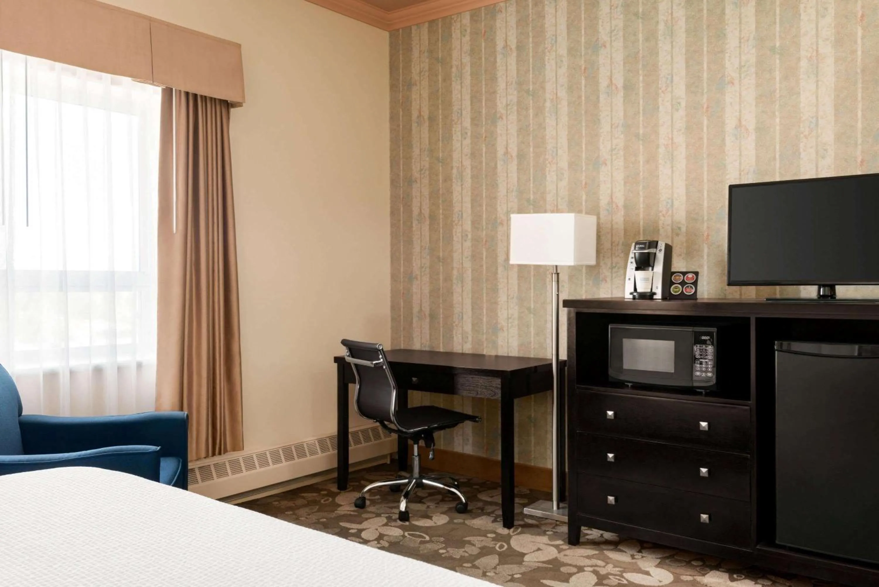 Photo of the whole room, Bed in Nova Inn Yellowknife