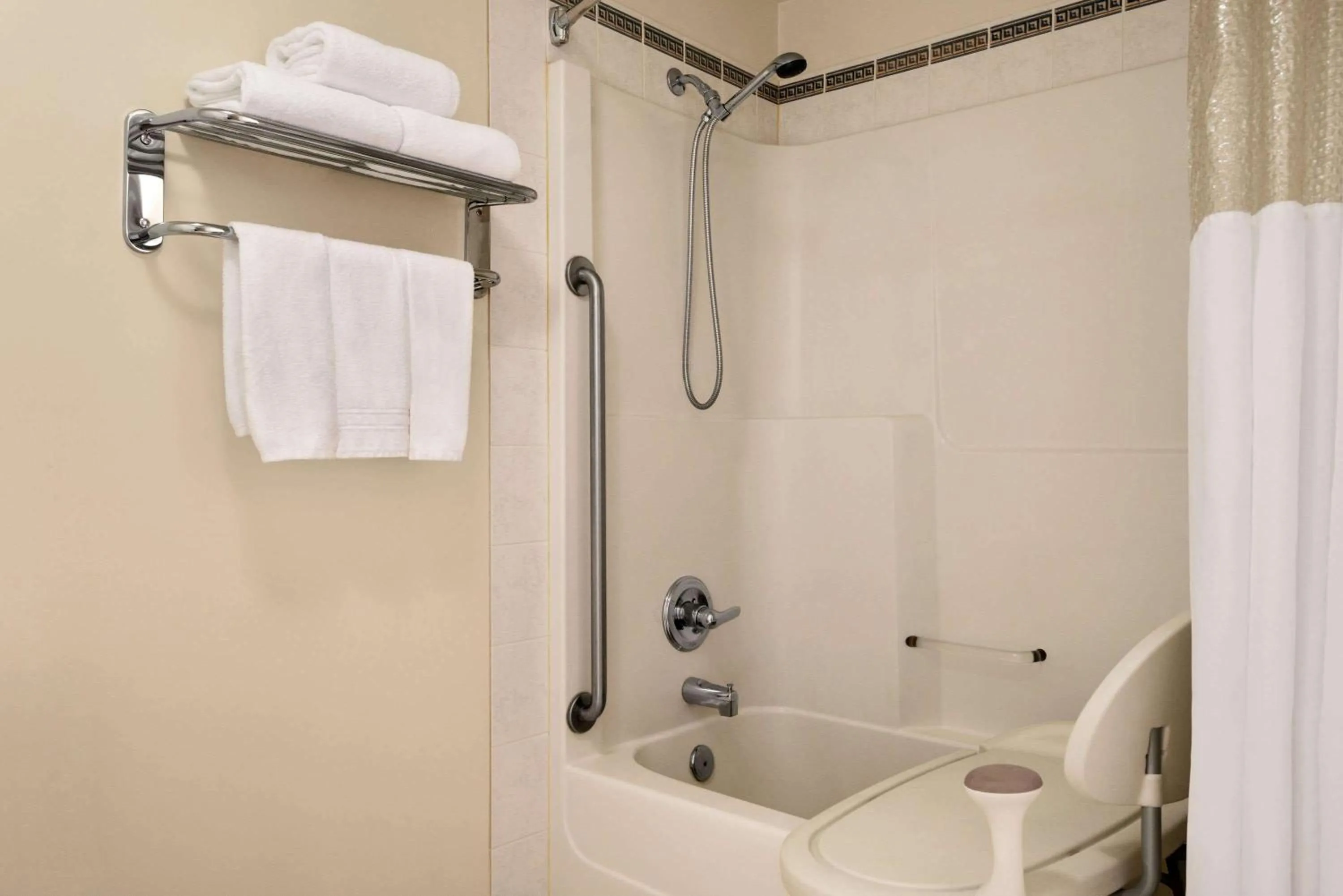 Photo of the whole room in Nova Inn Yellowknife