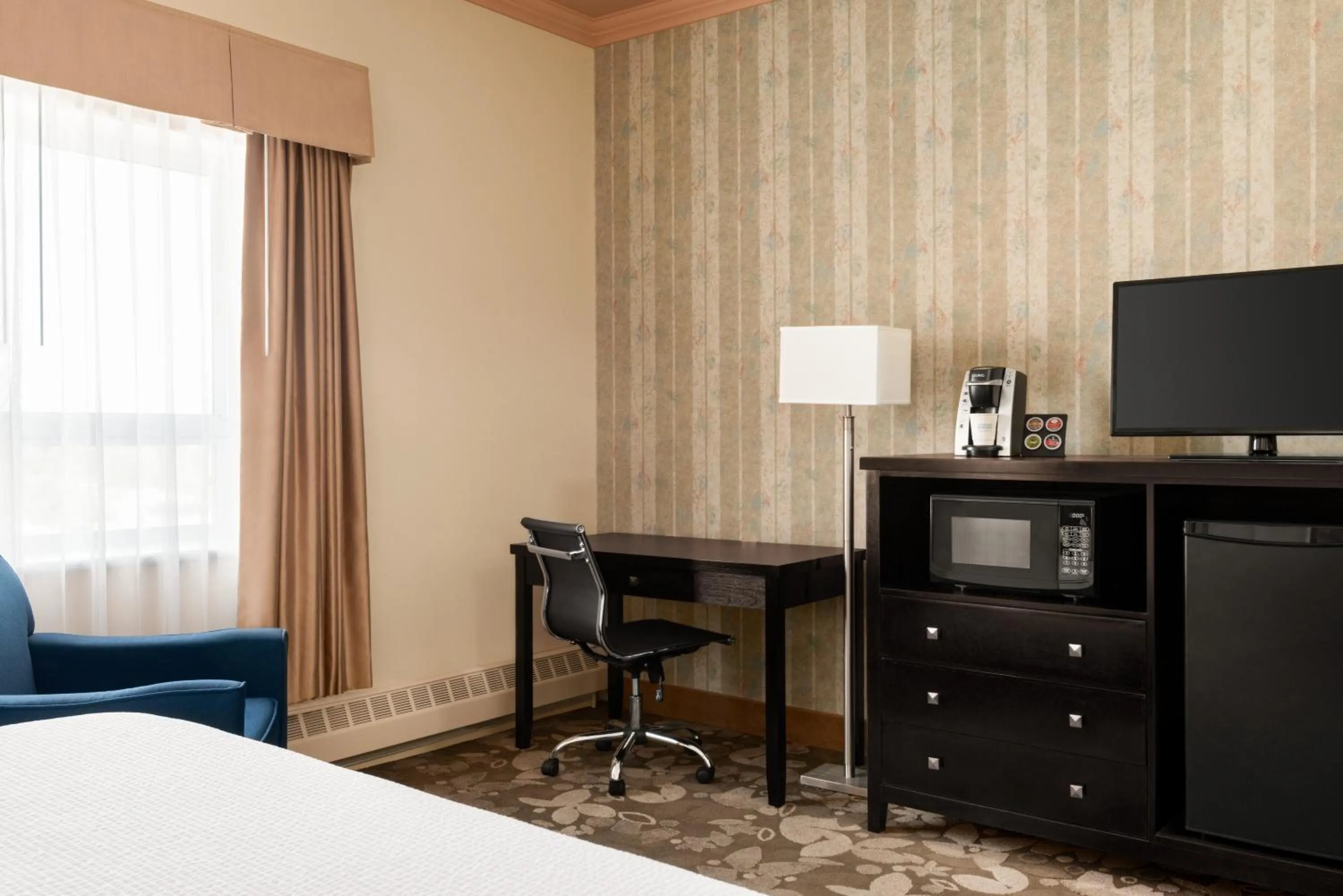 Seating area, Bed in Nova Inn Yellowknife