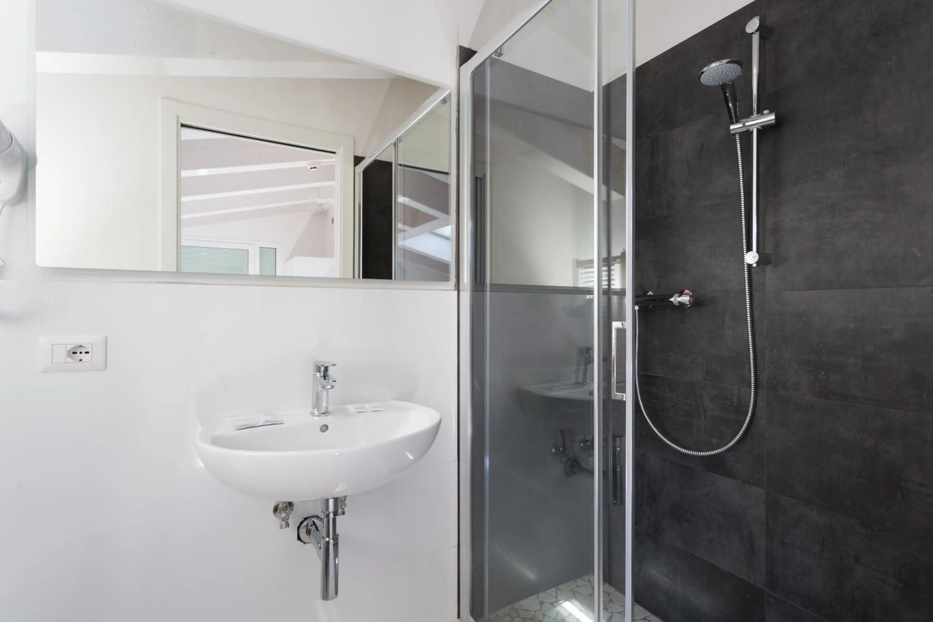 Shower in Mansarda Diamanti - Siroli Collection