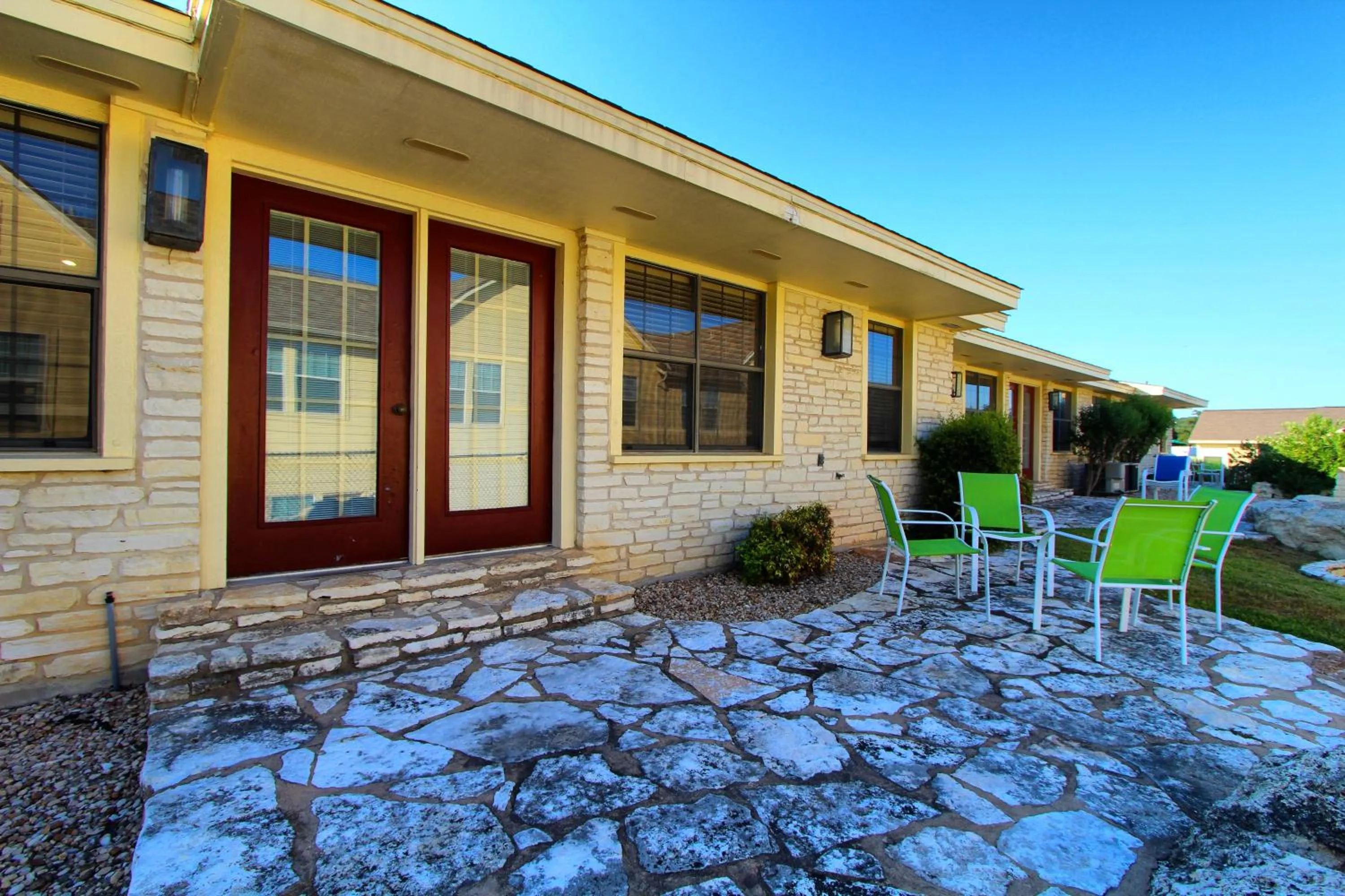 Facade/entrance in The Shores at Lake Travis