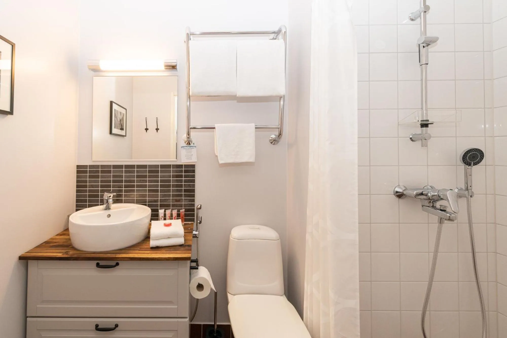 Shower in Hotelli Rakuuna