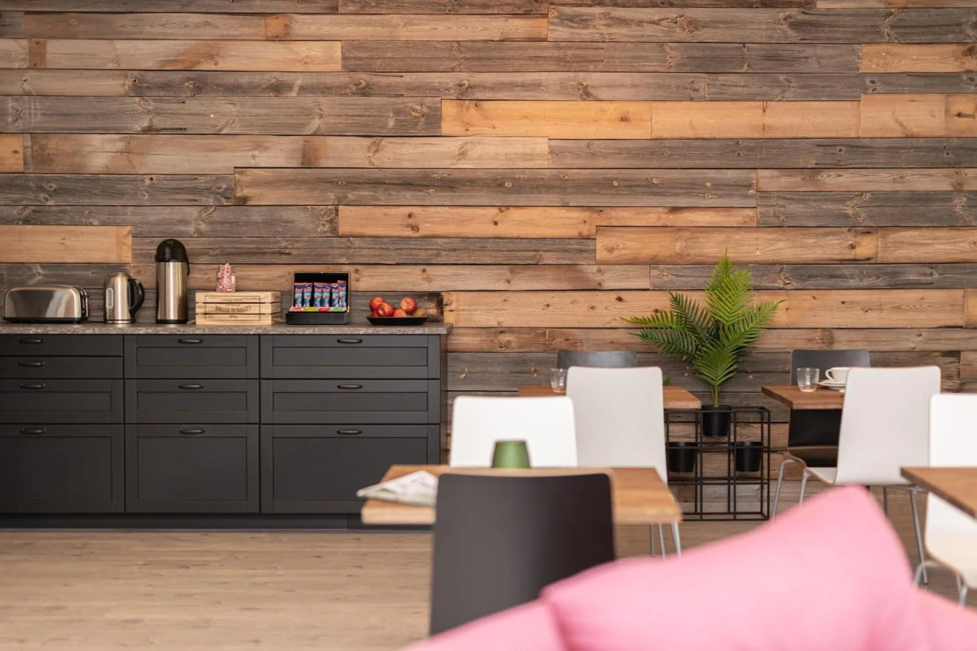 Communal lounge/ TV room in Hotelli Rakuuna