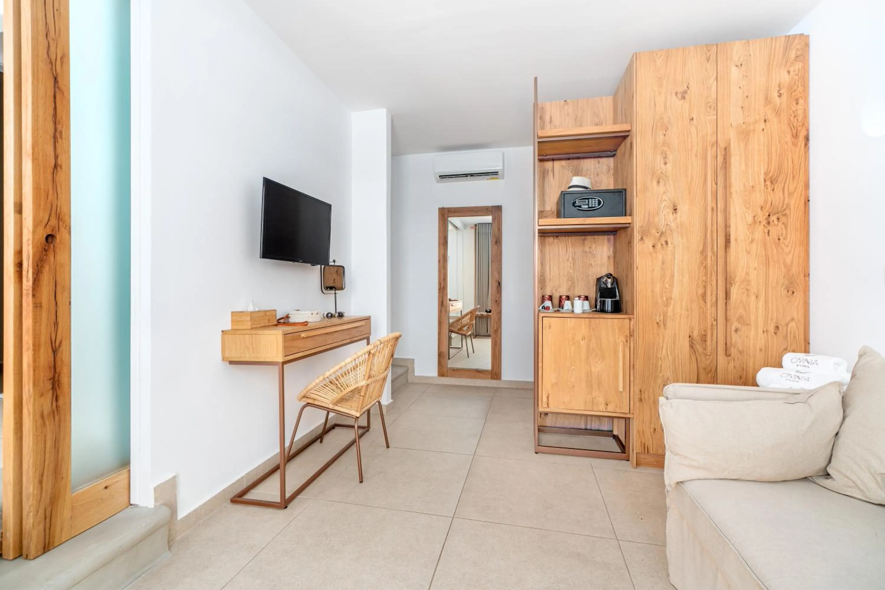 TV and multimedia in Omnia Mykonos Boutique Hotel & Suites