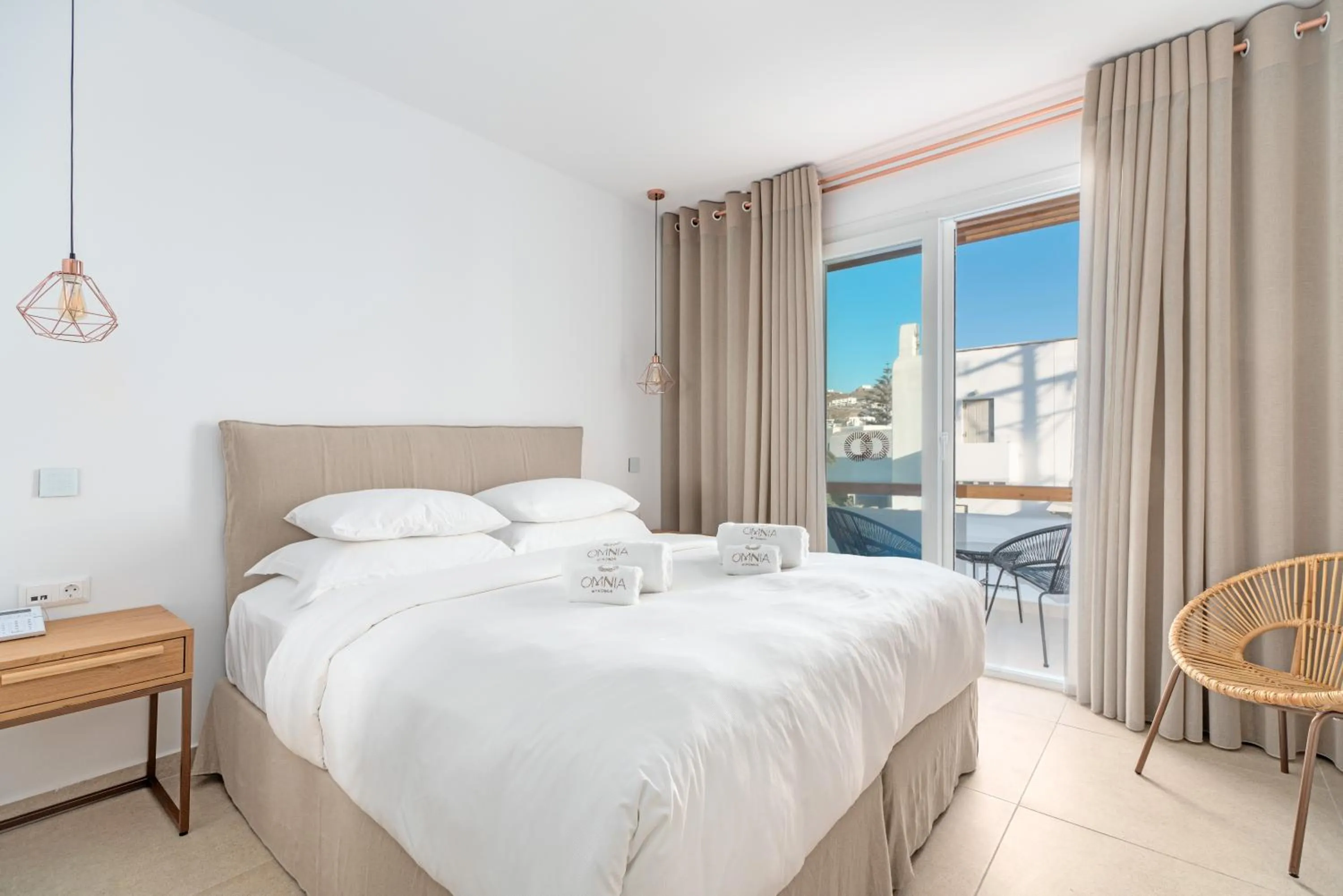 Bed in Omnia Mykonos Boutique Hotel & Suites