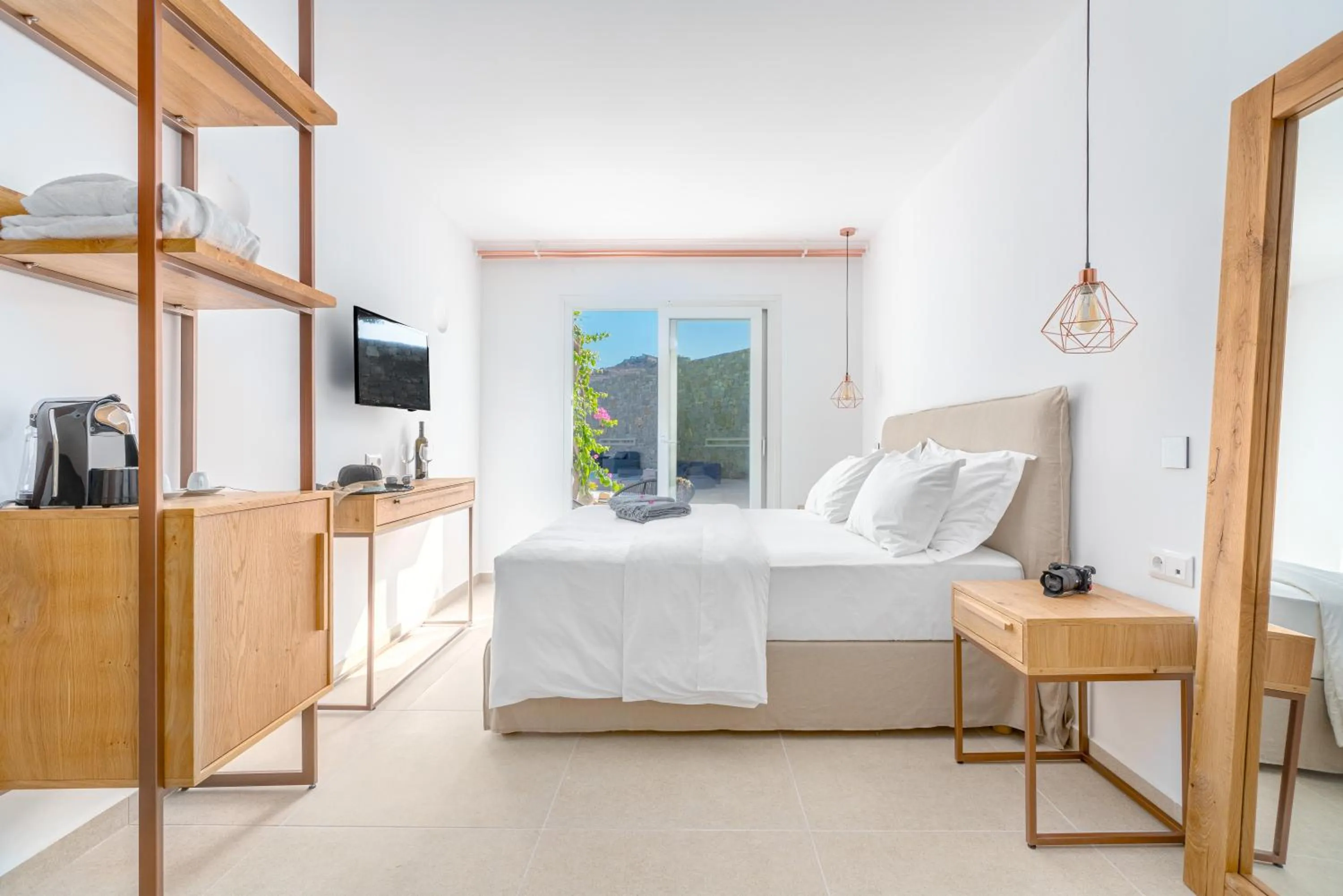 Bed in Omnia Mykonos Boutique Hotel & Suites