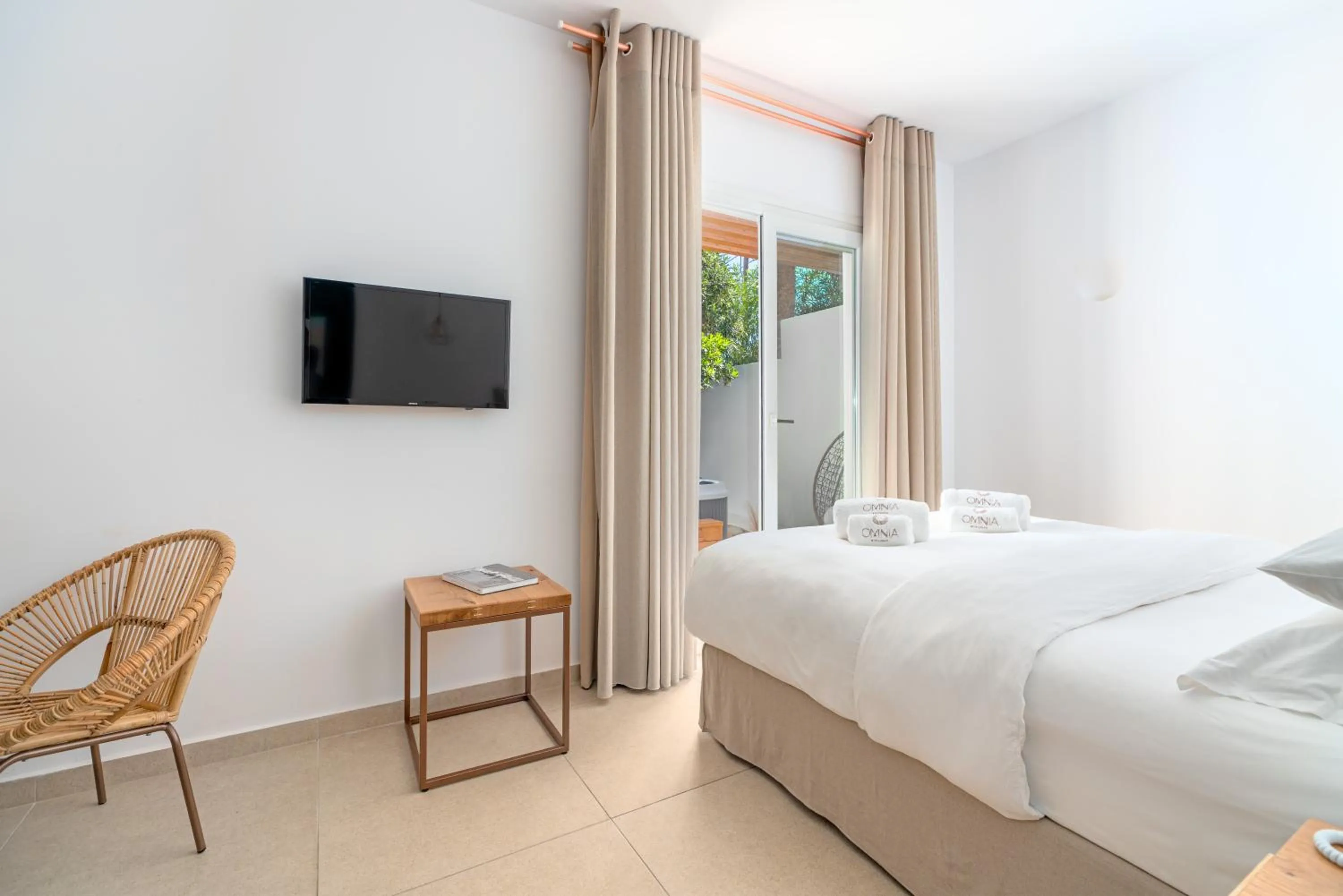 TV and multimedia in Omnia Mykonos Boutique Hotel & Suites