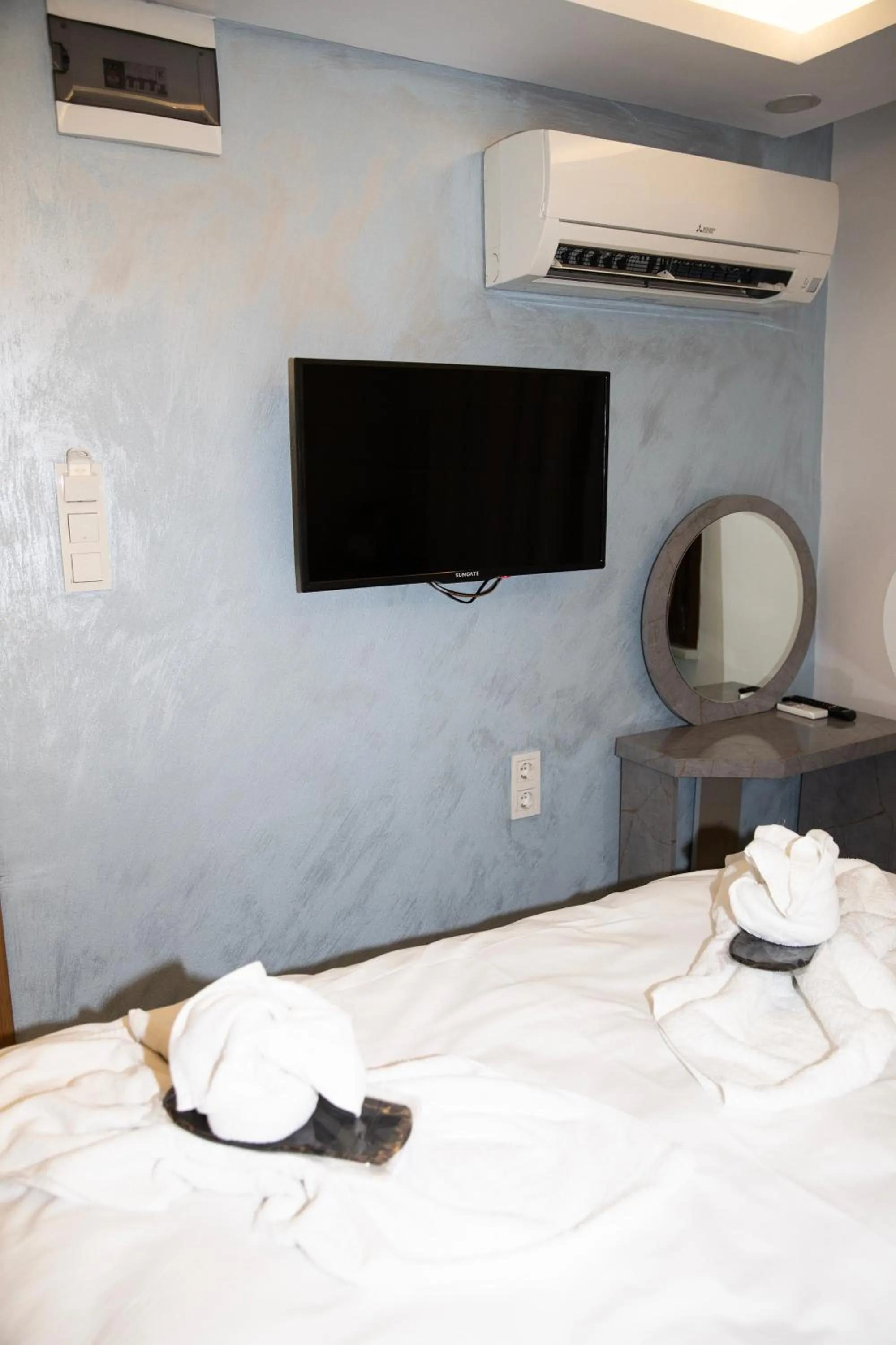 Communal lounge/ TV room, Bed in Gul Otel