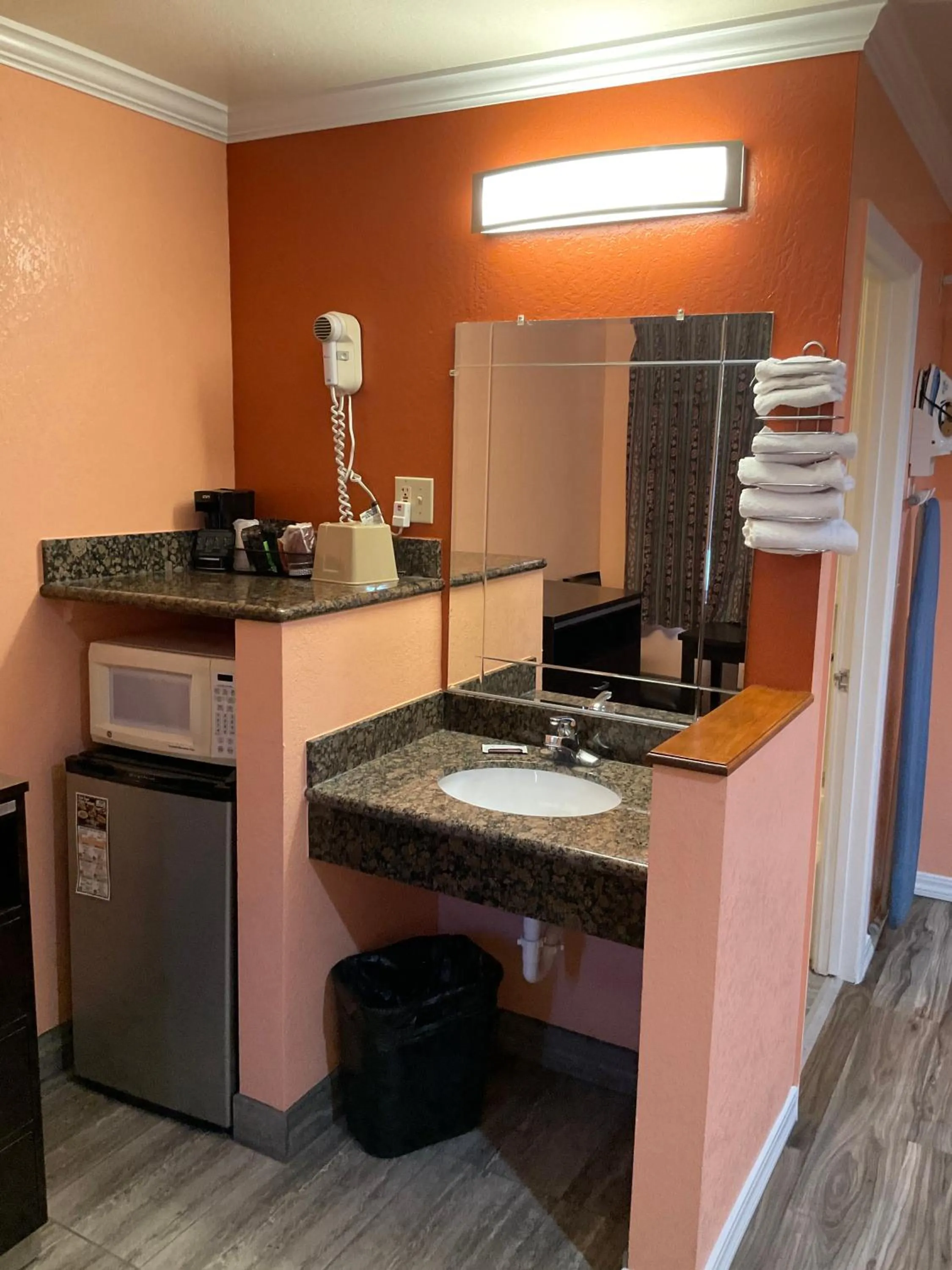 Coffee/tea facilities in Budget Motel