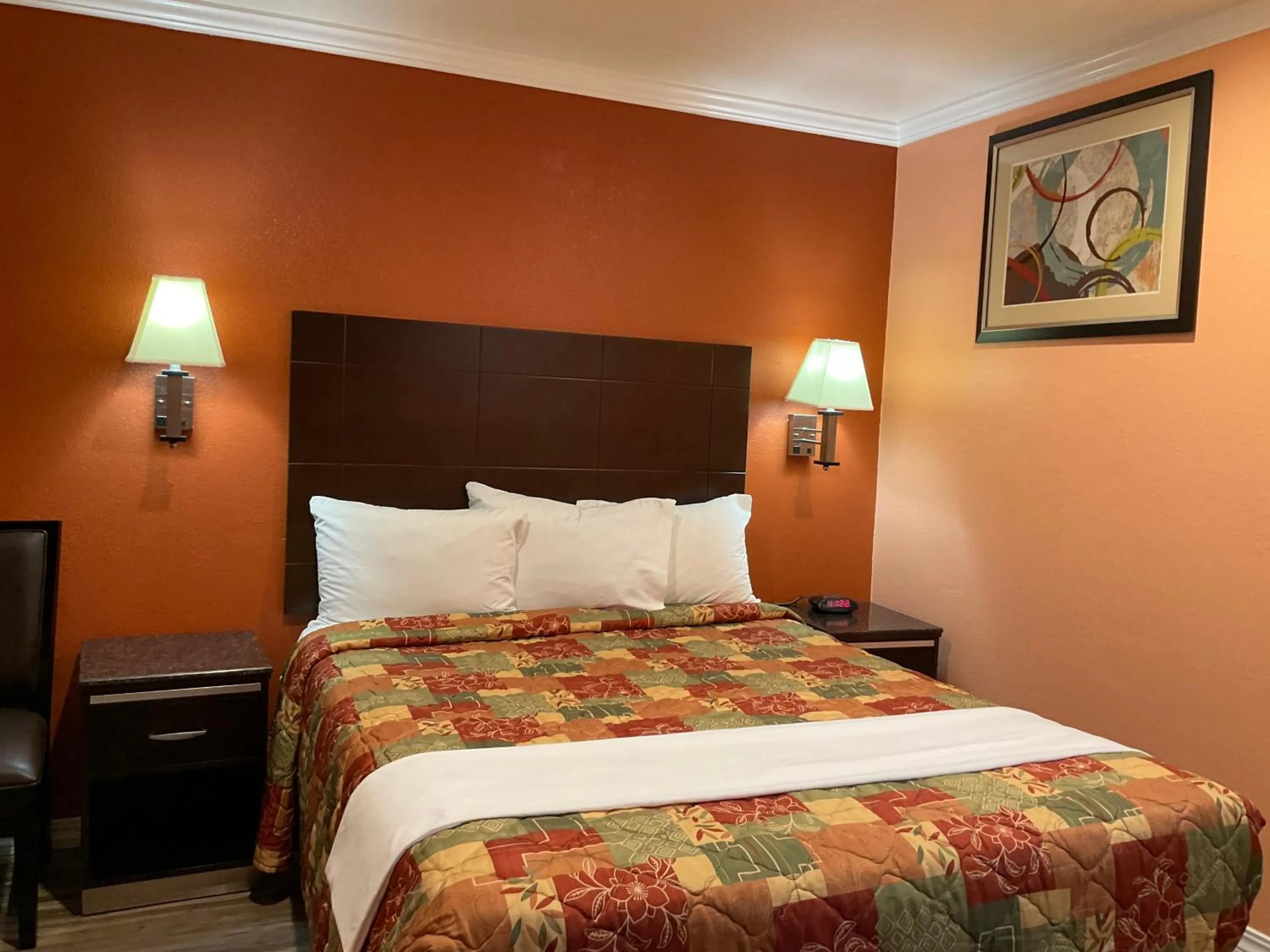 Photo of the whole room, Bed in Budget Motel