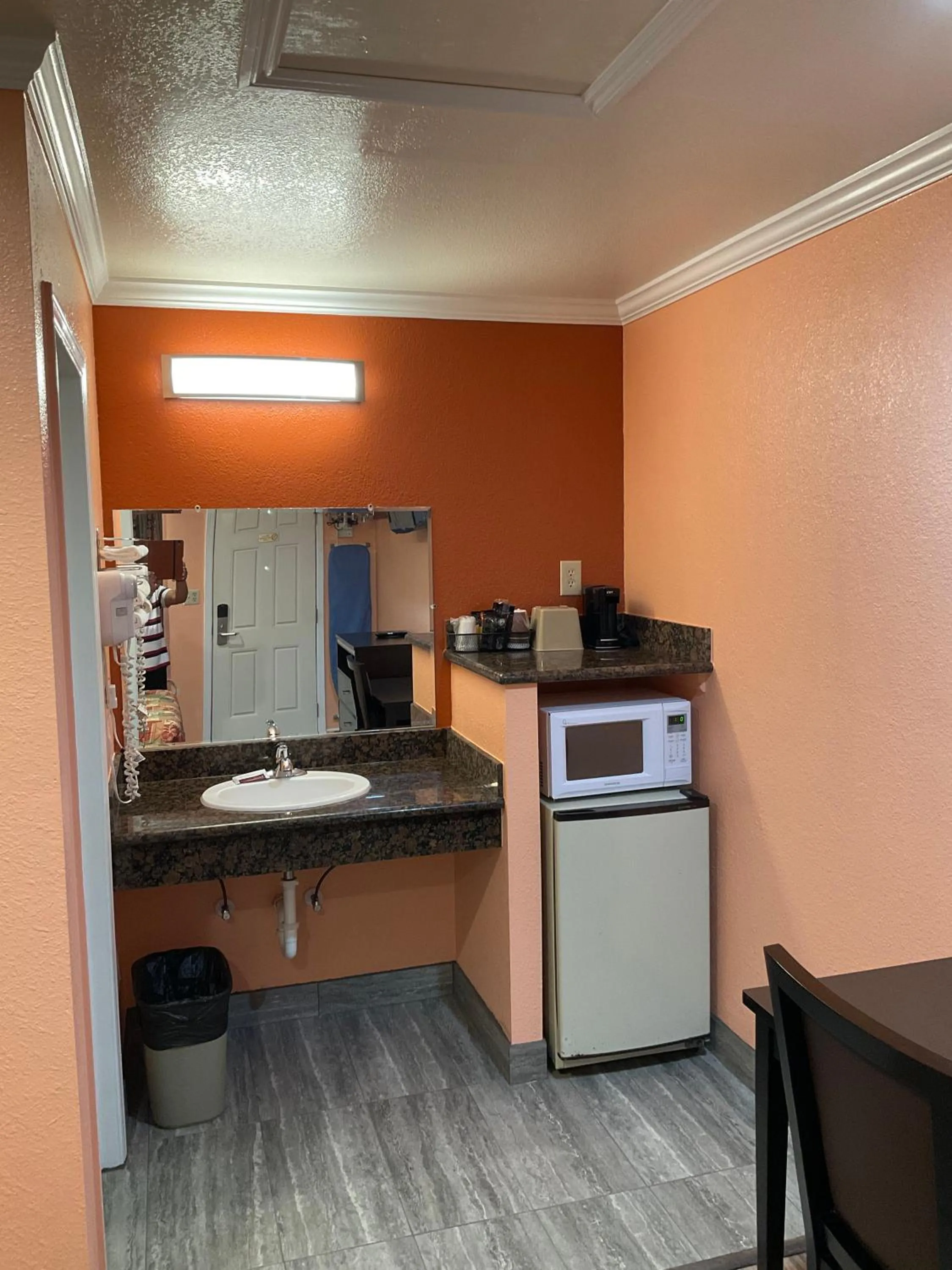 Coffee/tea facilities in Budget Motel