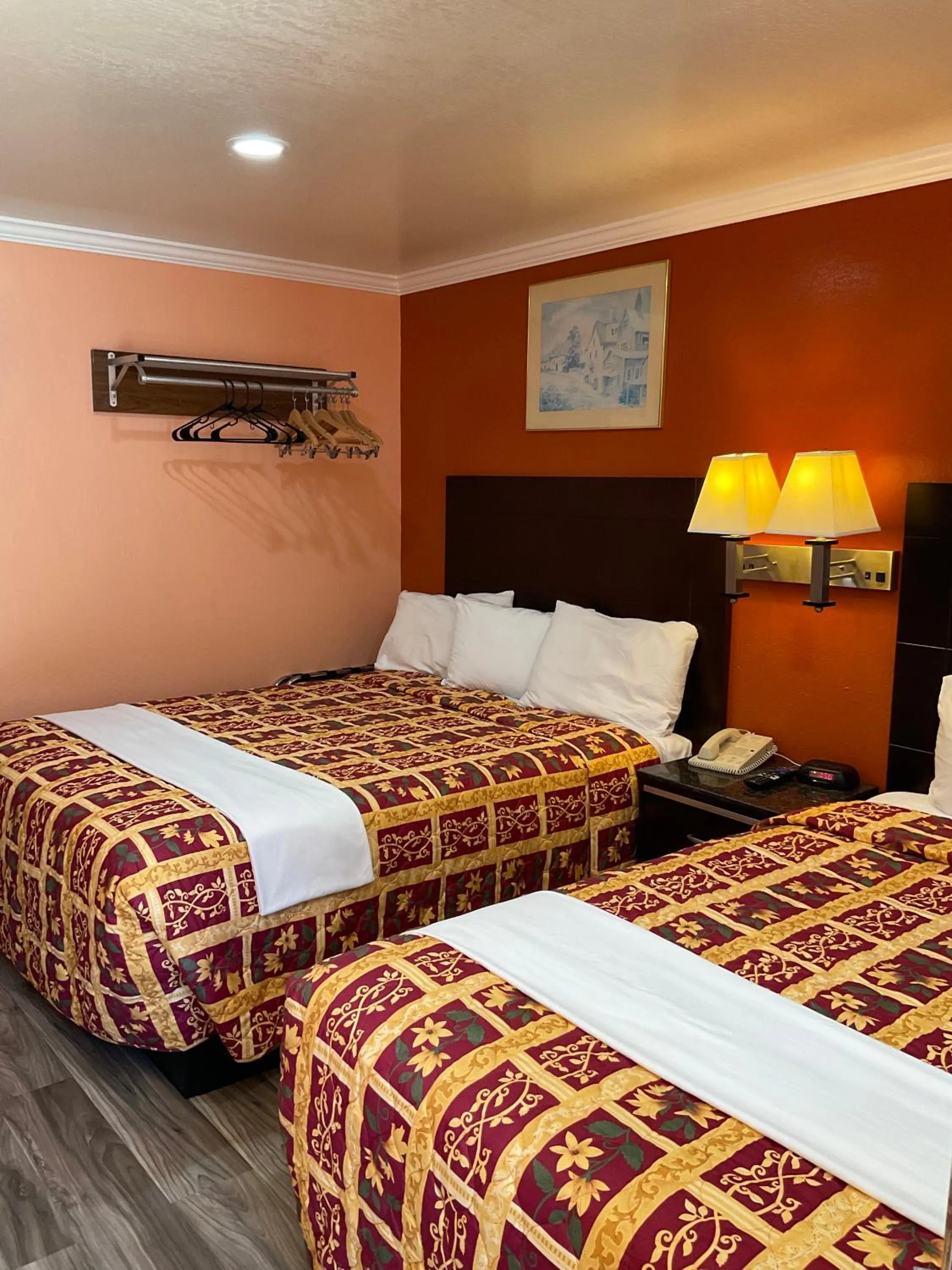 Photo of the whole room, Bed in Budget Motel