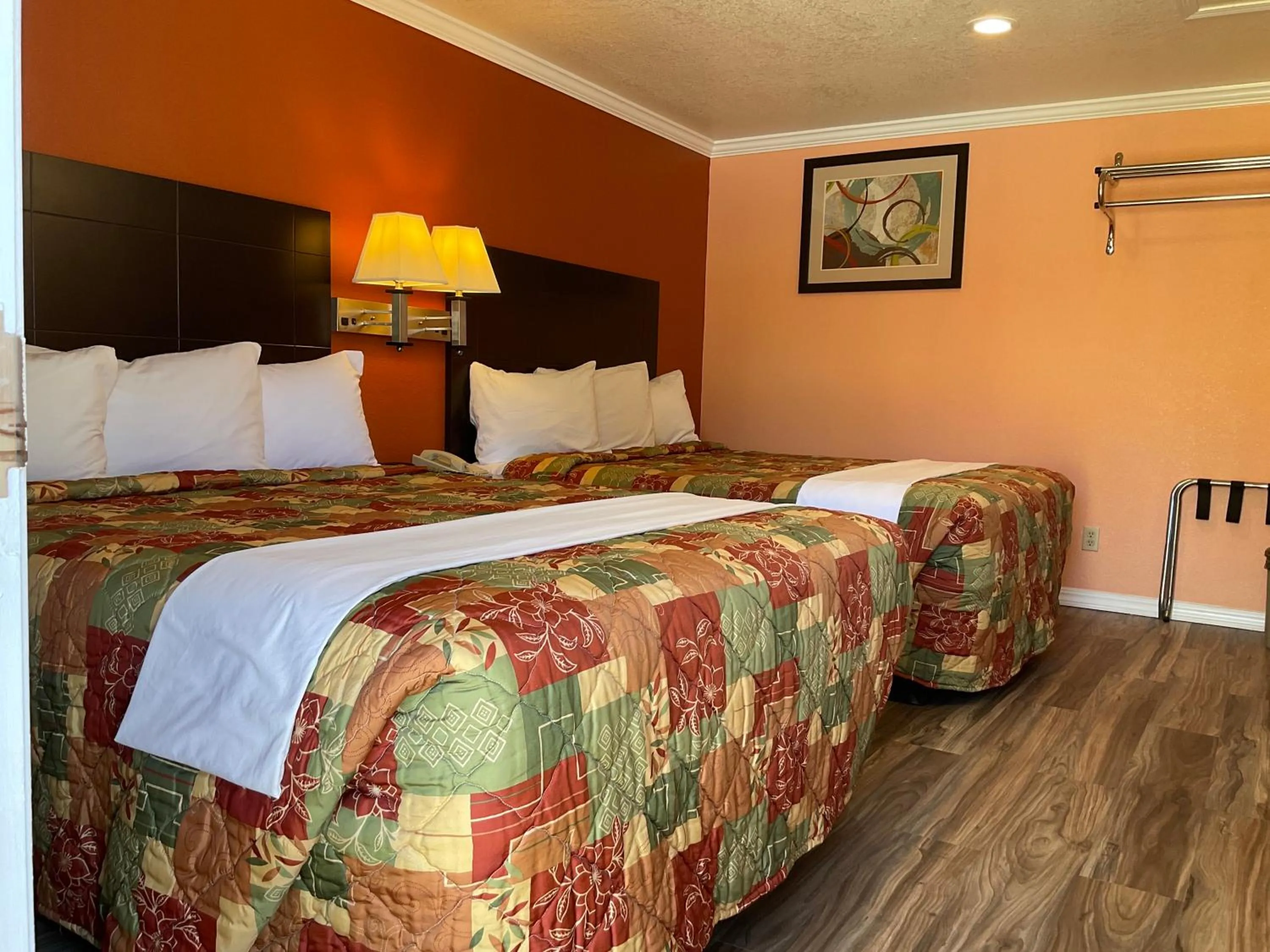 Photo of the whole room, Bed in Budget Motel