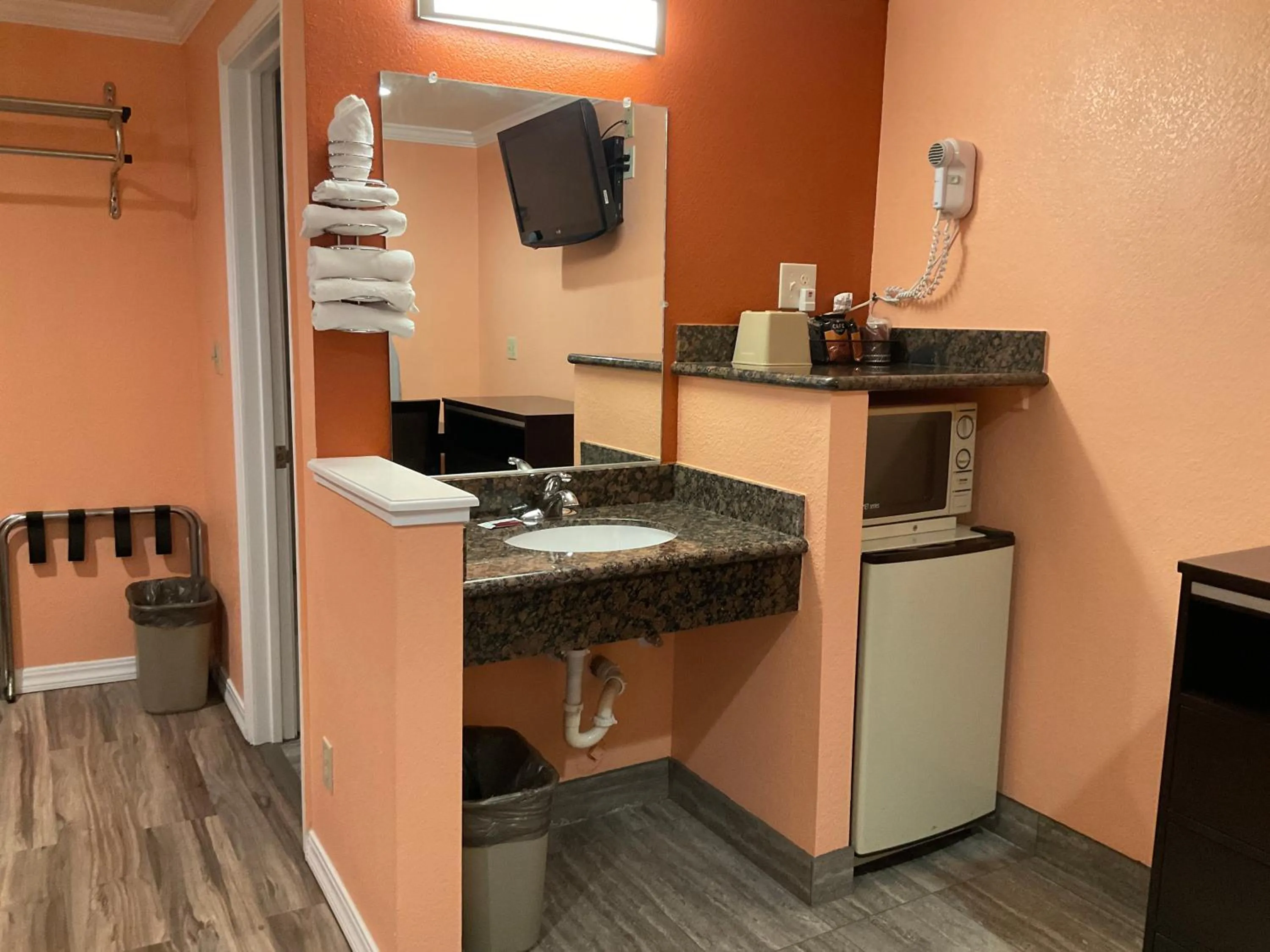 Coffee/tea facilities in Budget Motel