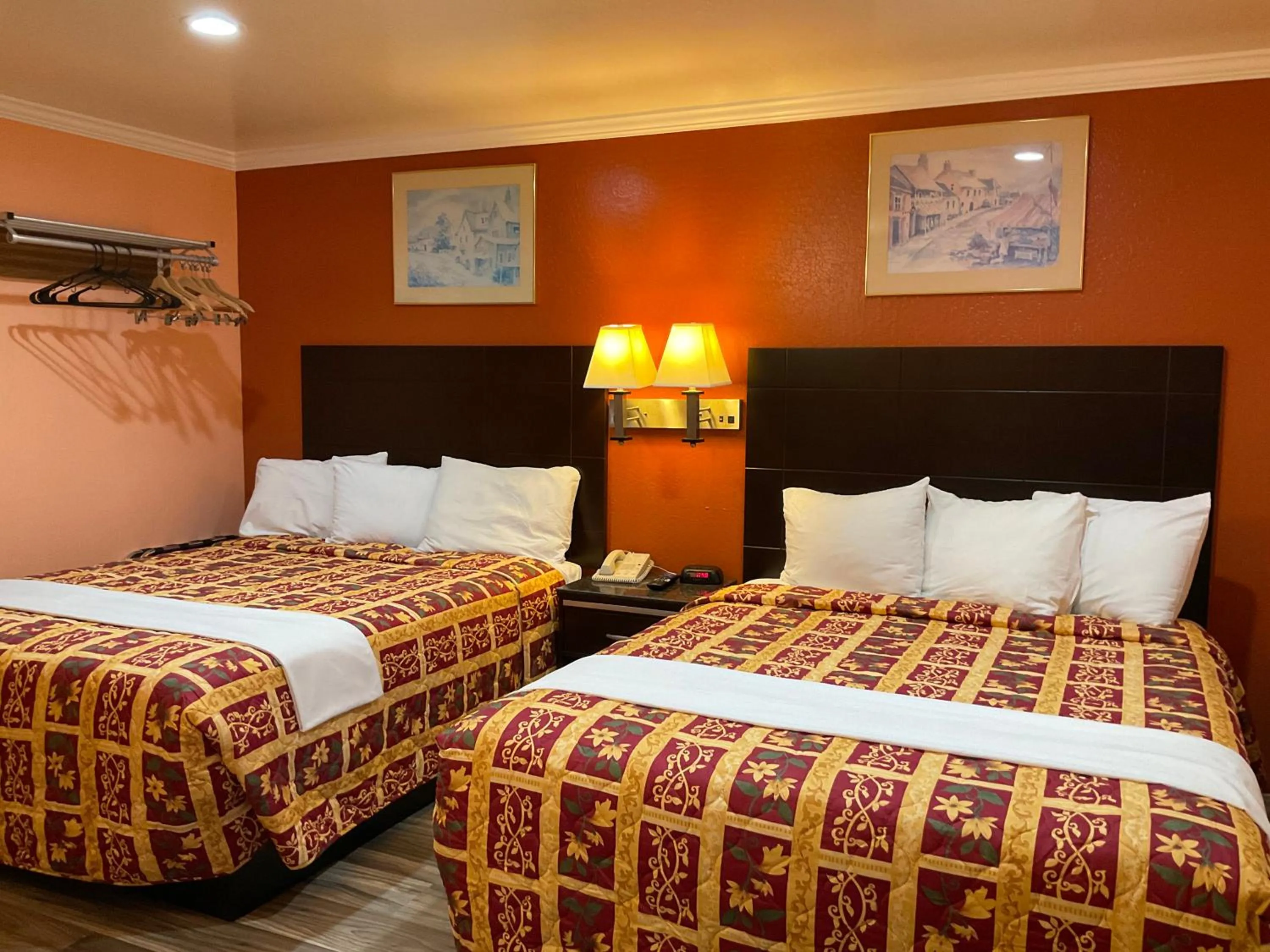 Photo of the whole room, Bed in Budget Motel