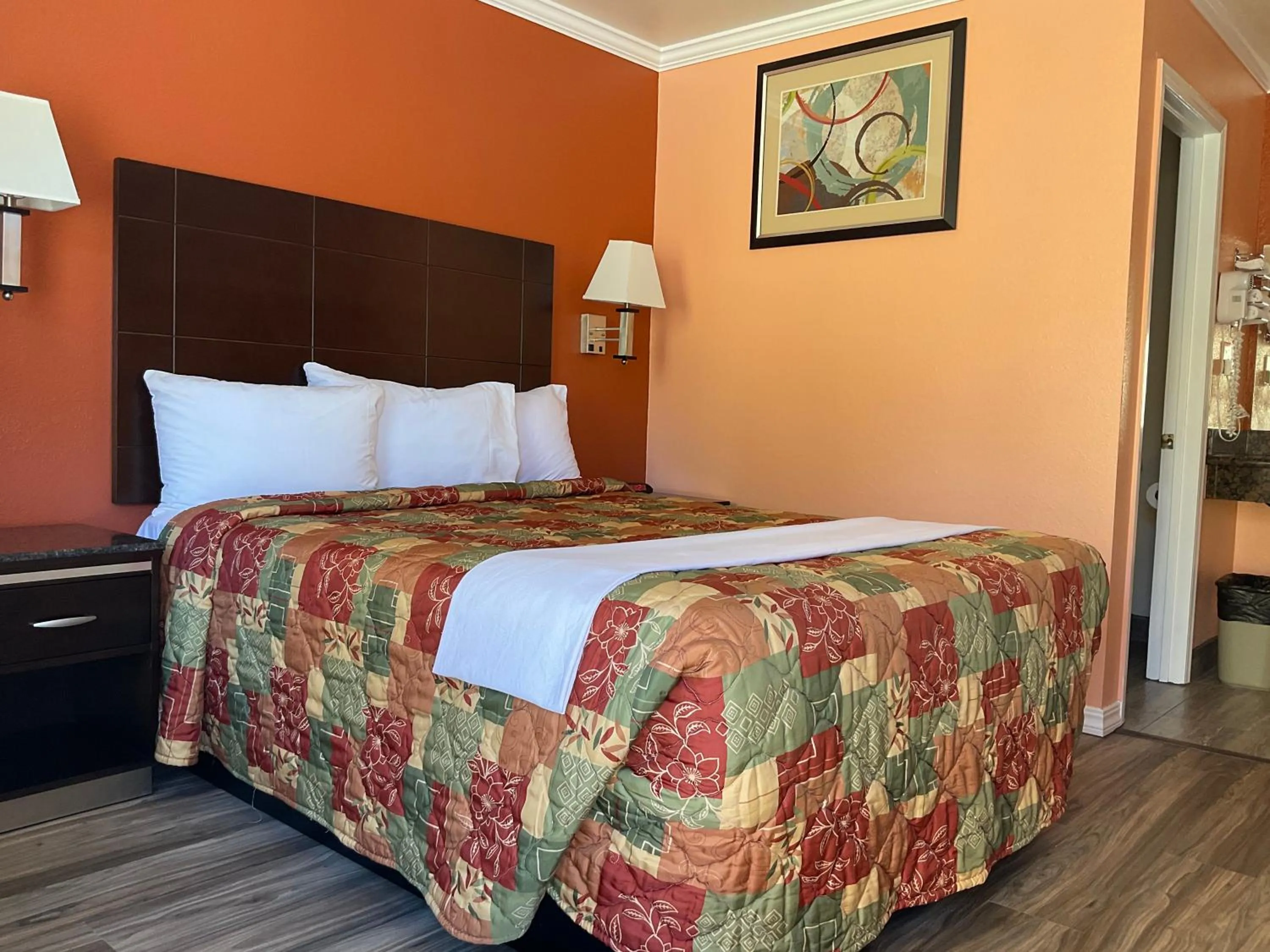 Photo of the whole room, Bed in Budget Motel