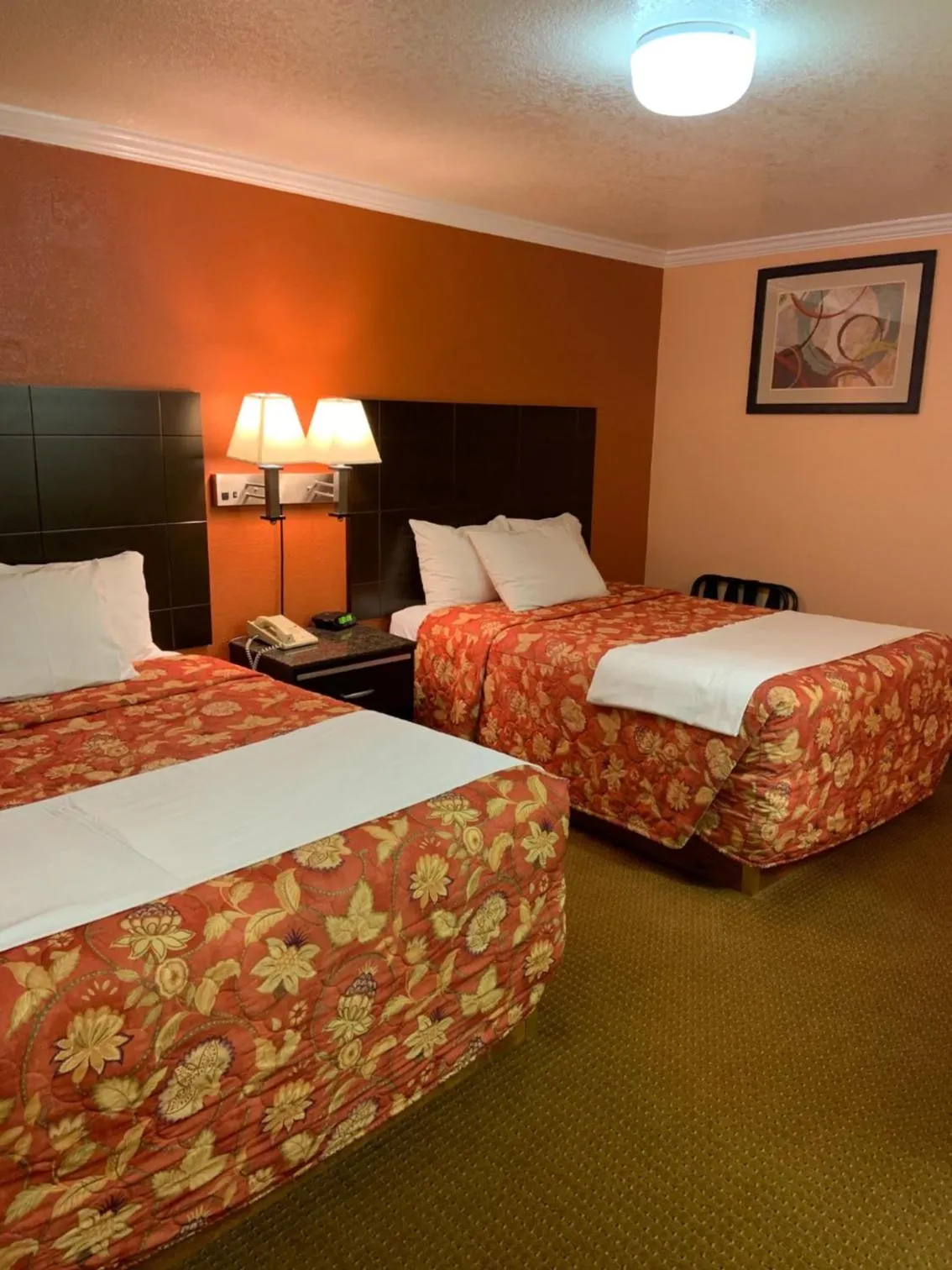 Photo of the whole room, Bed in Budget Motel