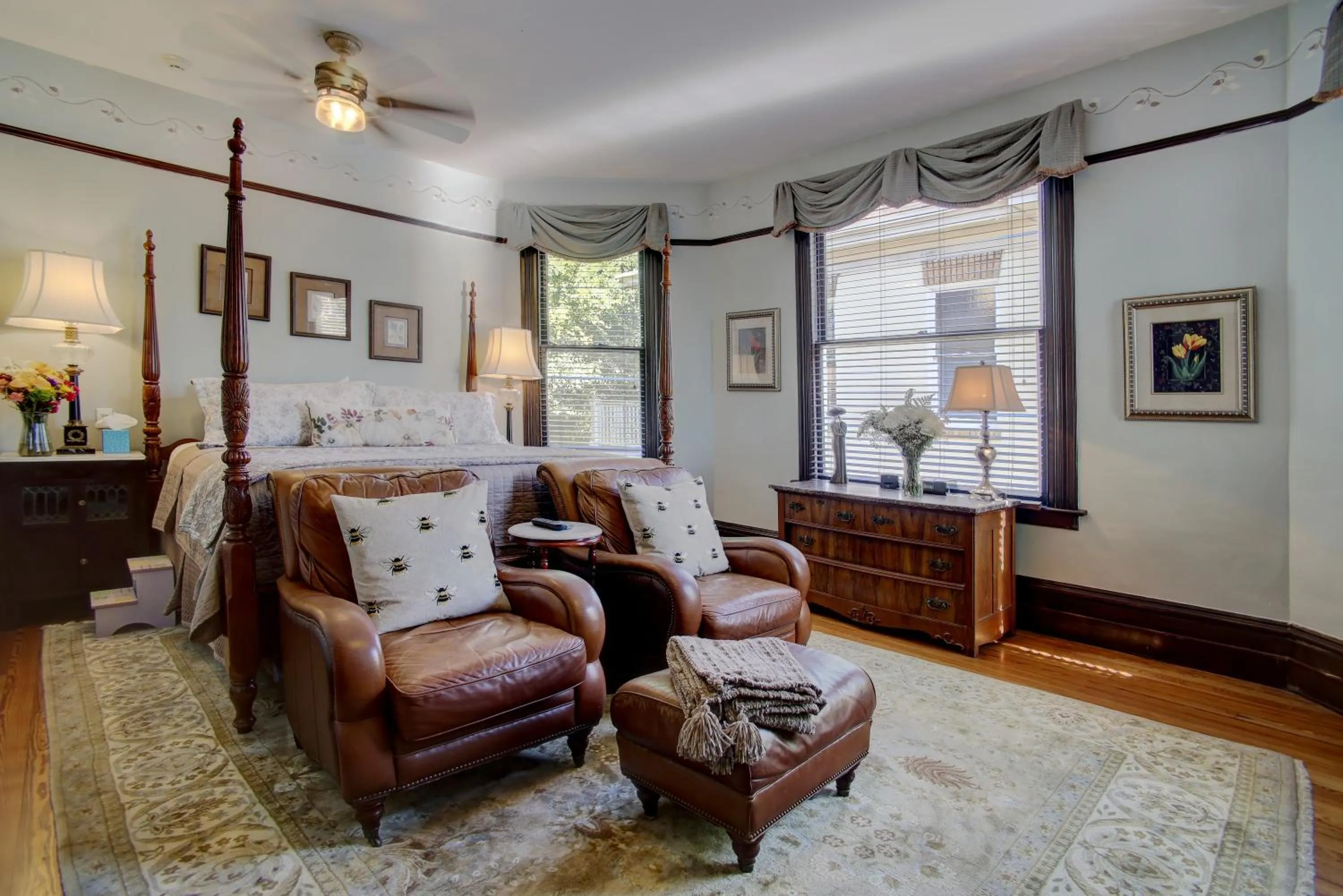 Bedroom in Azalea Inn and Villas