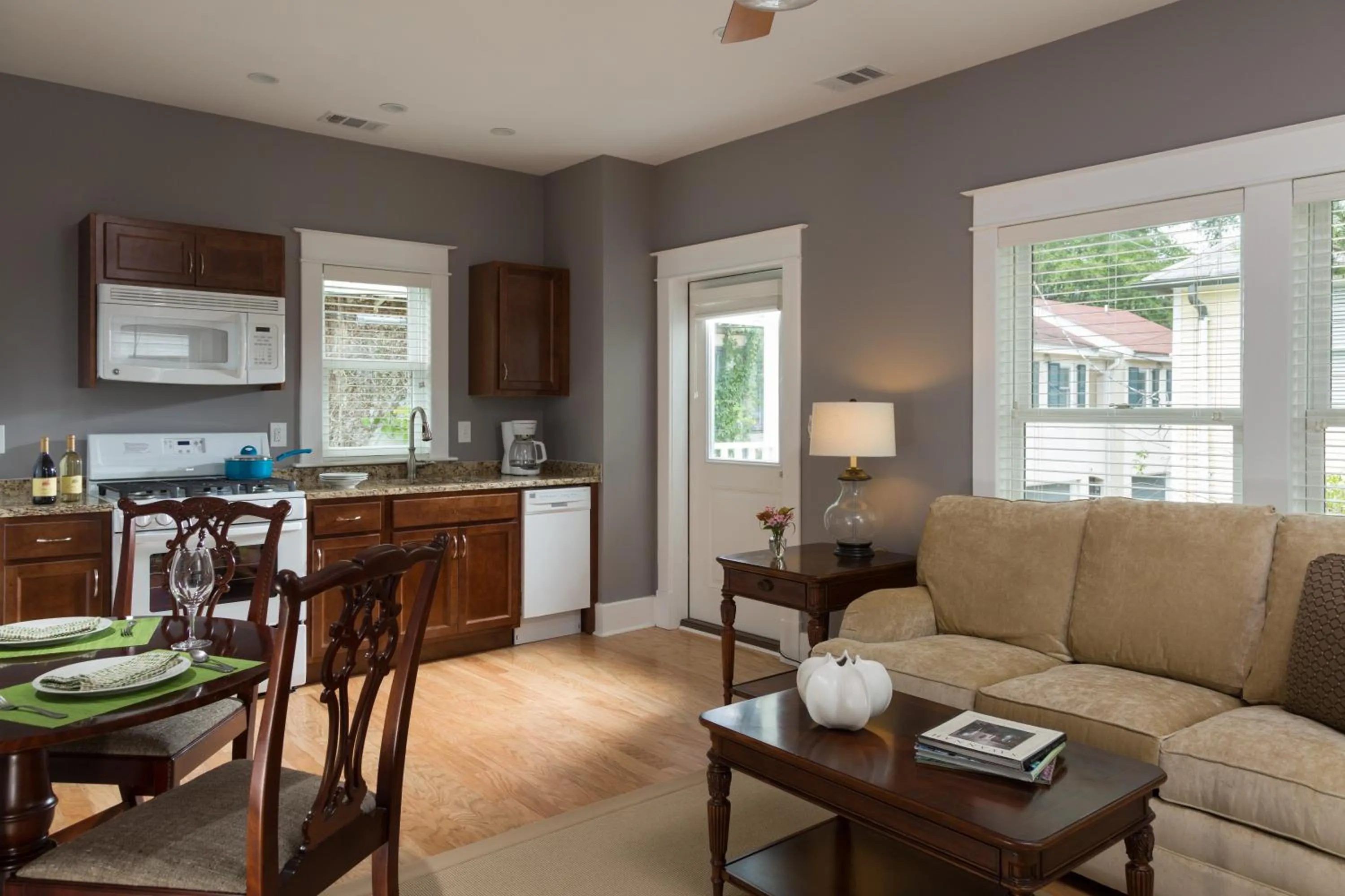 Kitchen or kitchenette in Azalea Inn and Villas