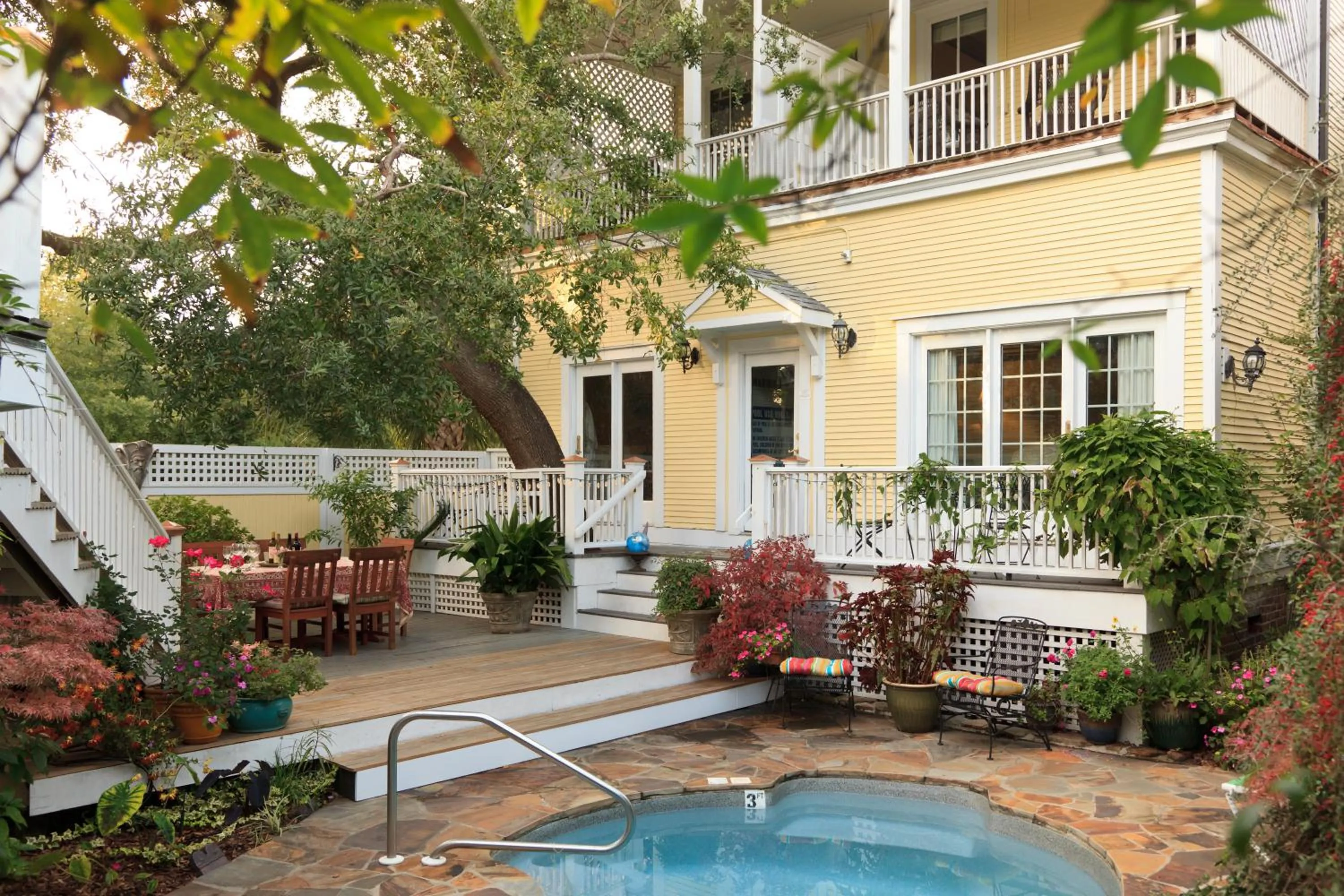 Garden in Azalea Inn and Villas