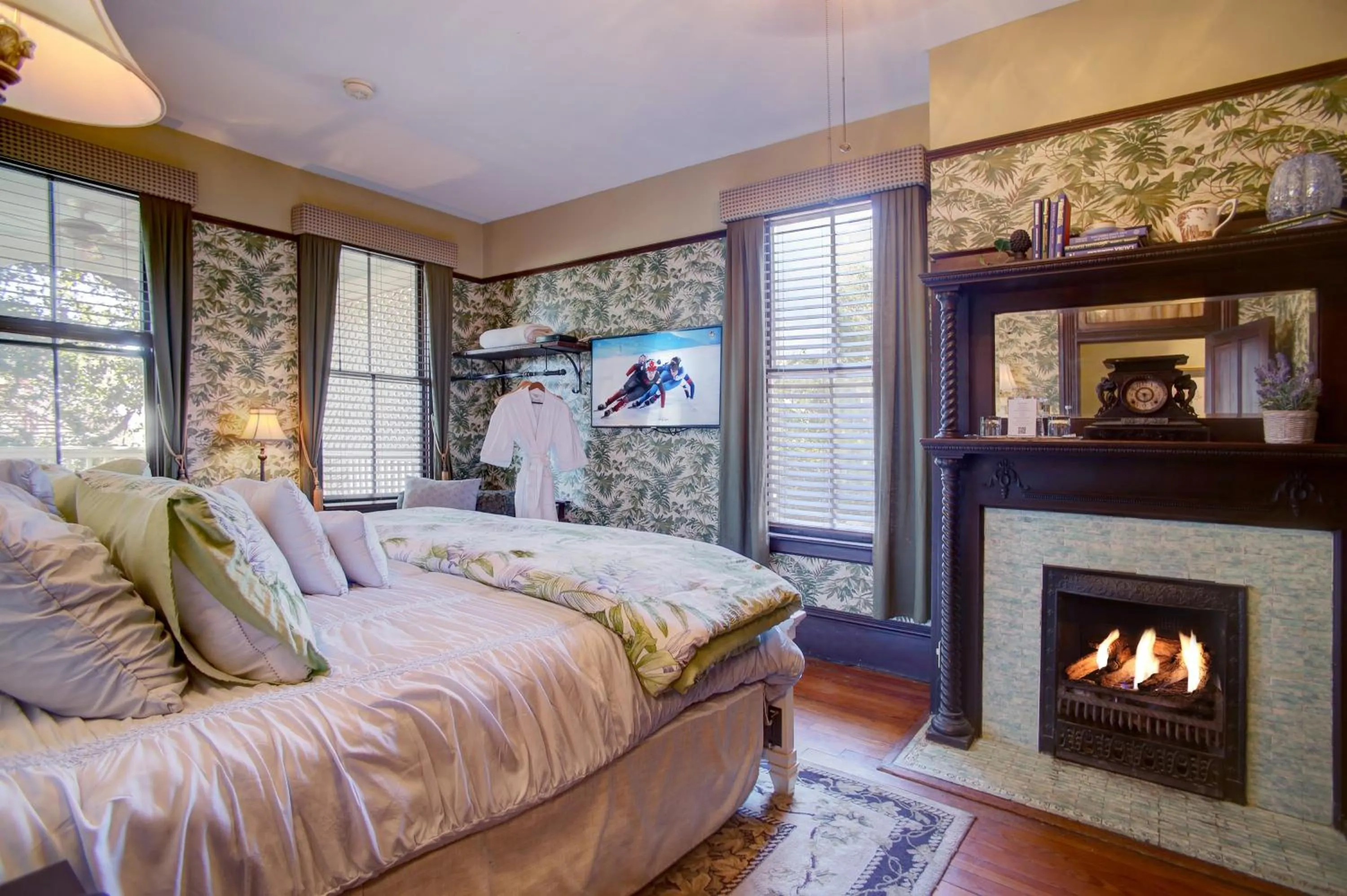 Bedroom, Bed in Azalea Inn and Villas