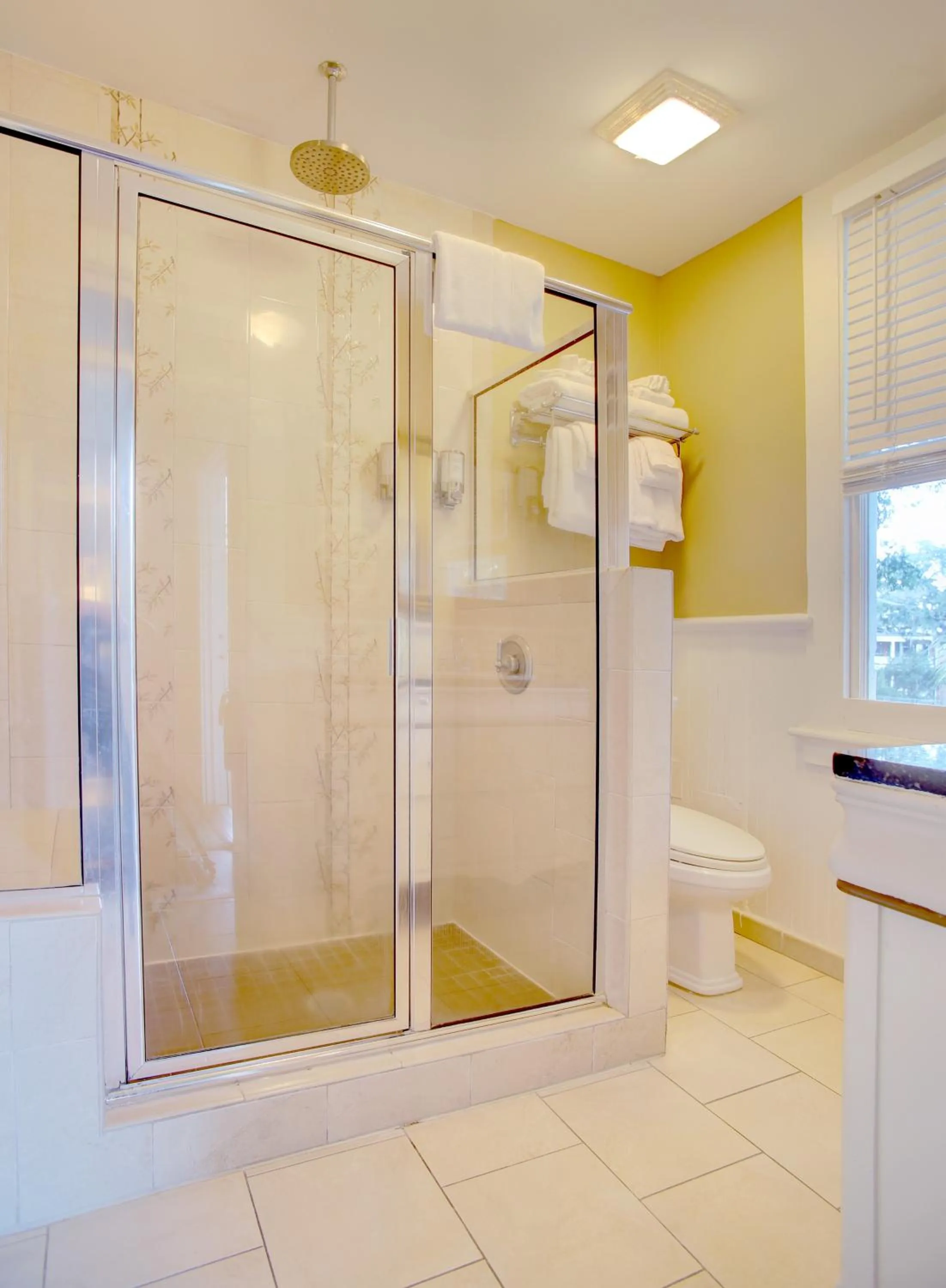Bathroom in Azalea Inn and Villas