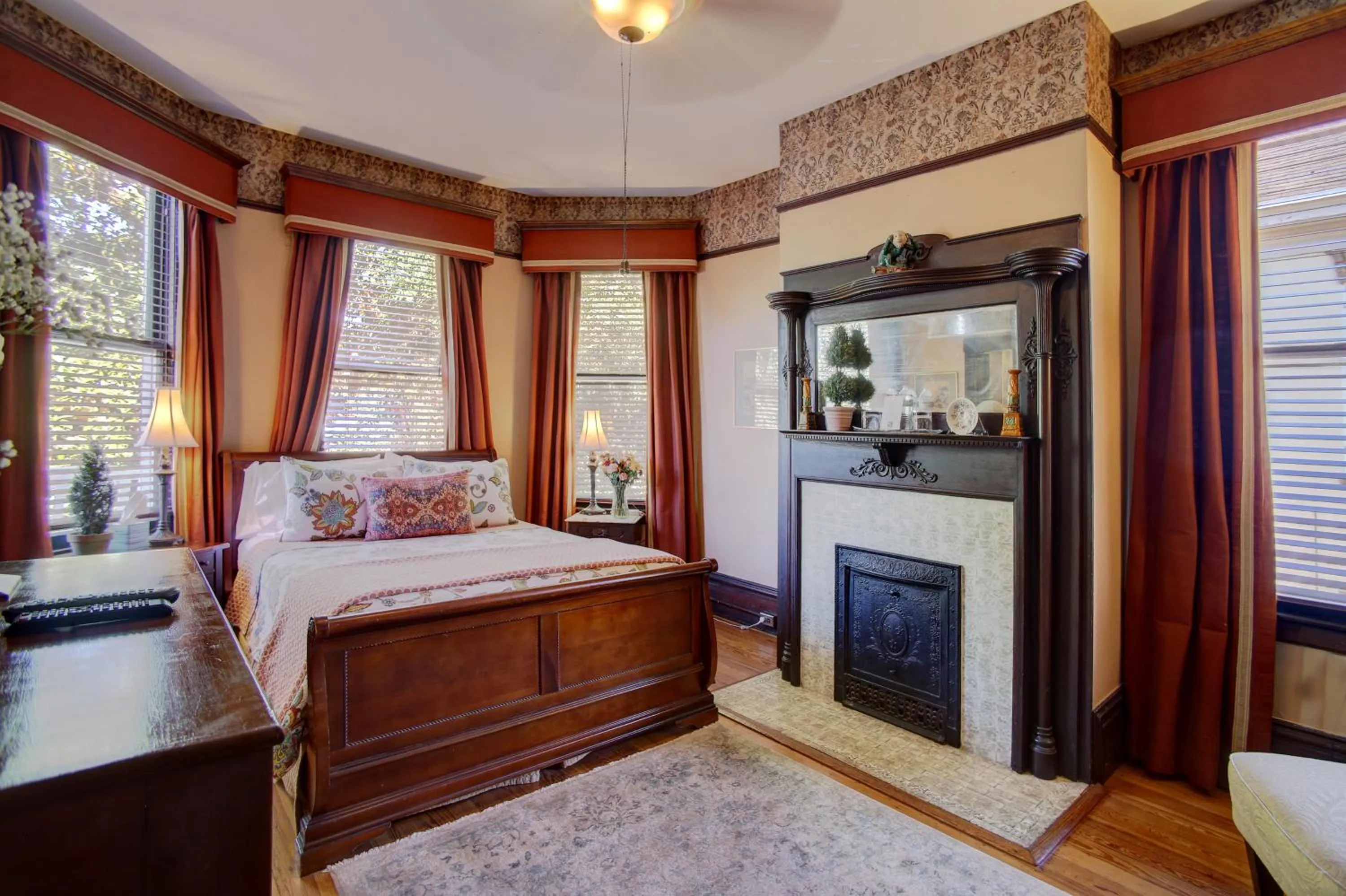 Bedroom, Bed in Azalea Inn and Villas