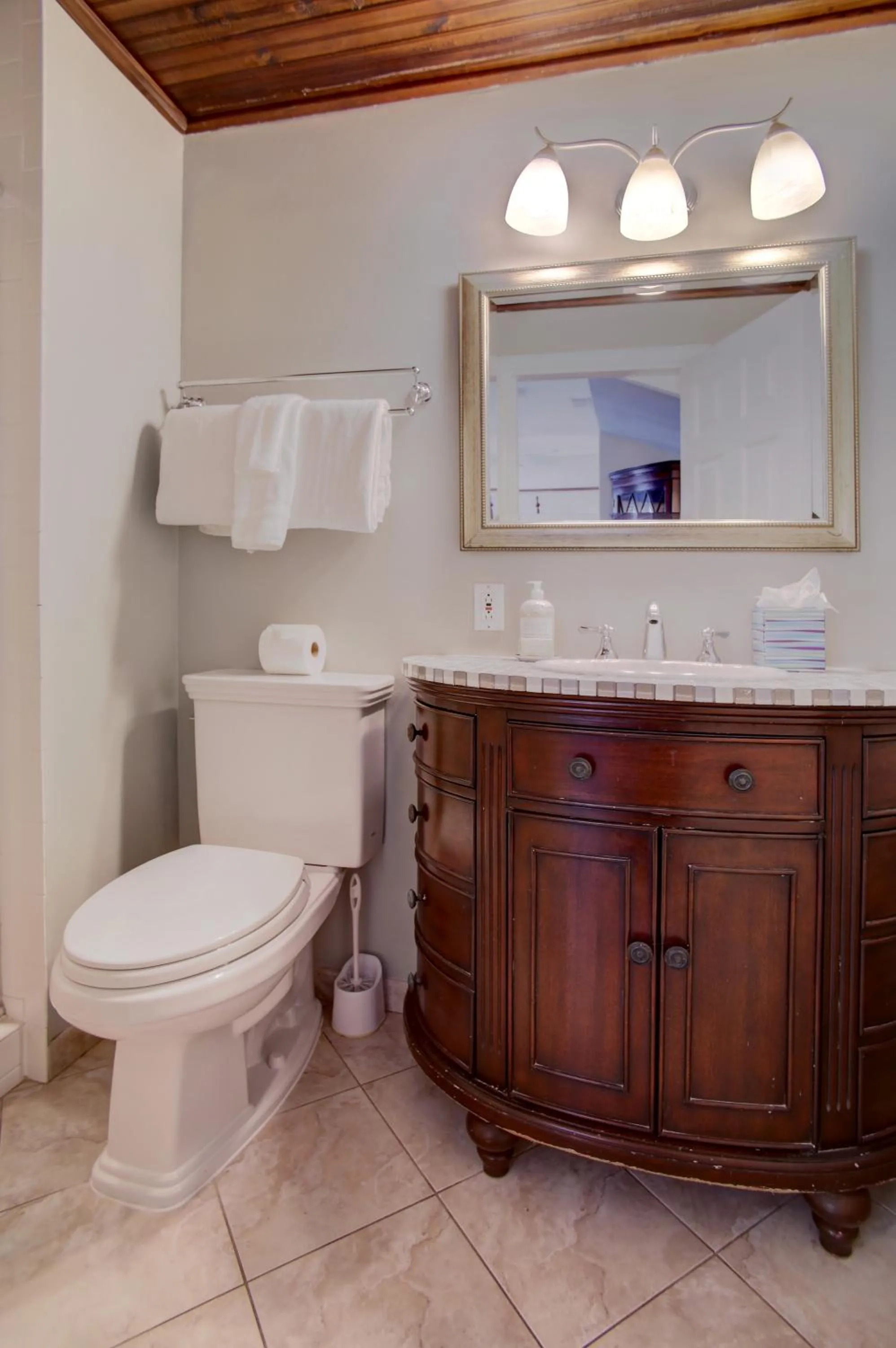 Bathroom in Azalea Inn and Villas