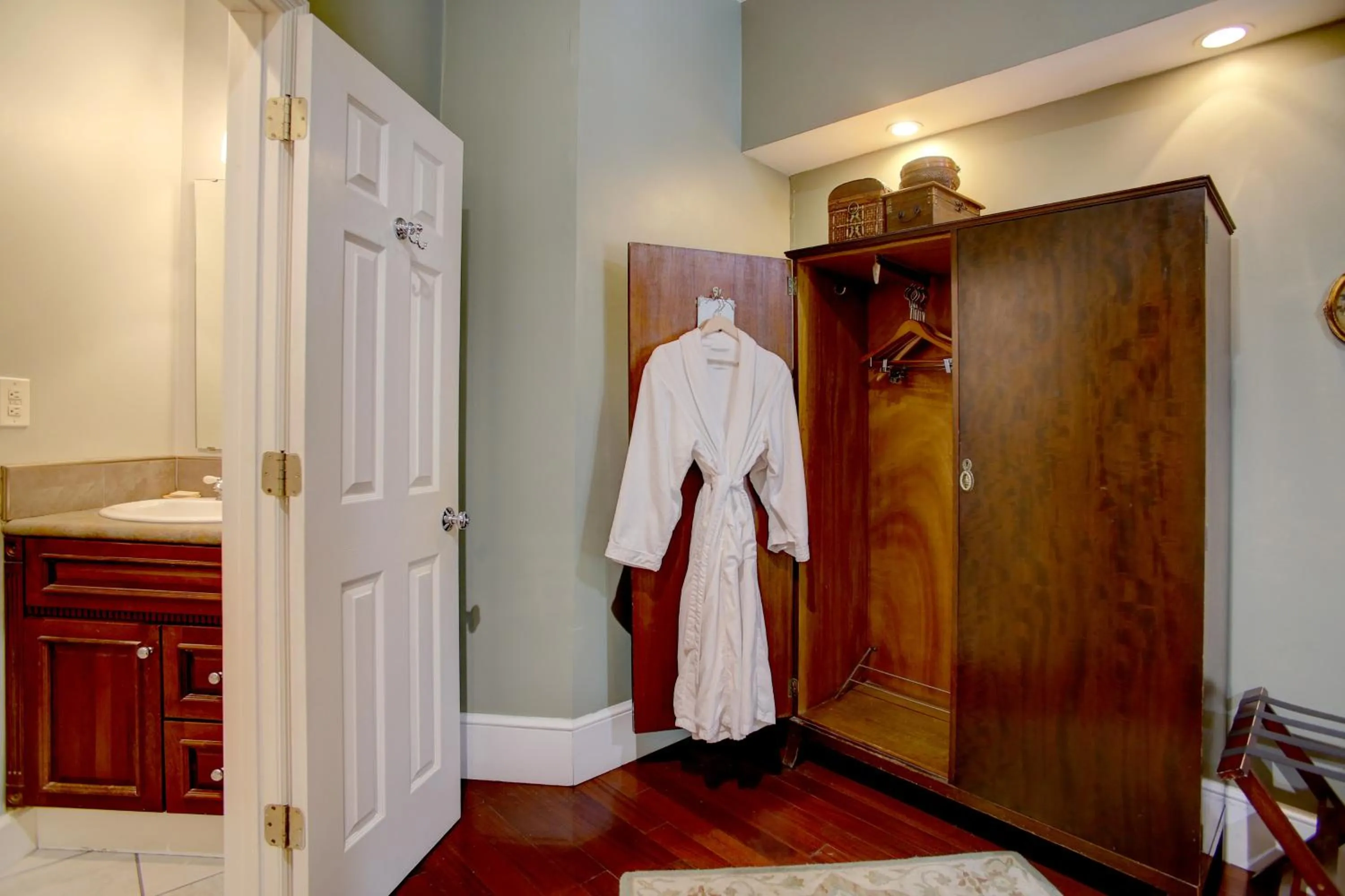 Bedroom in Azalea Inn and Villas