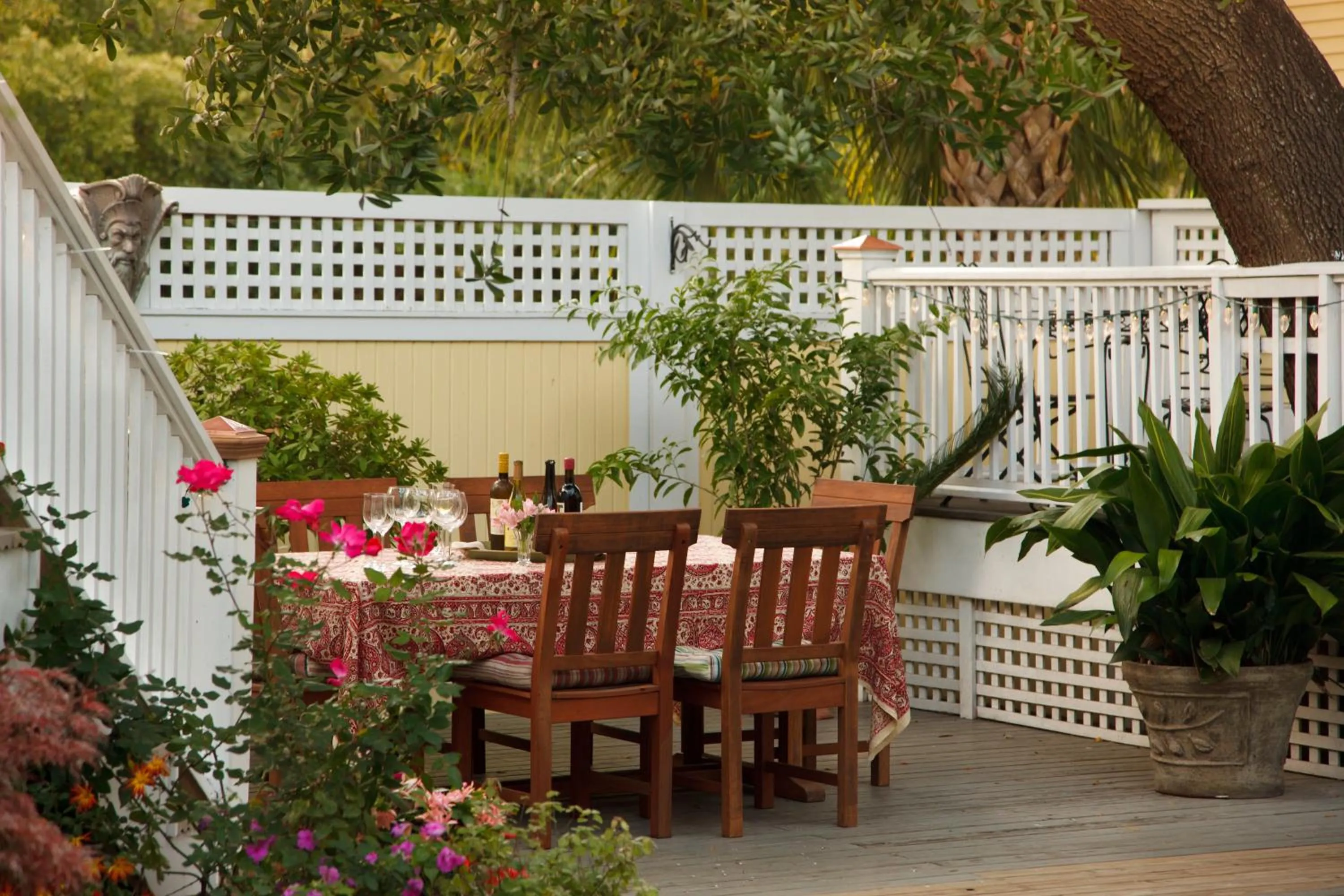 Decorative detail in Azalea Inn and Villas