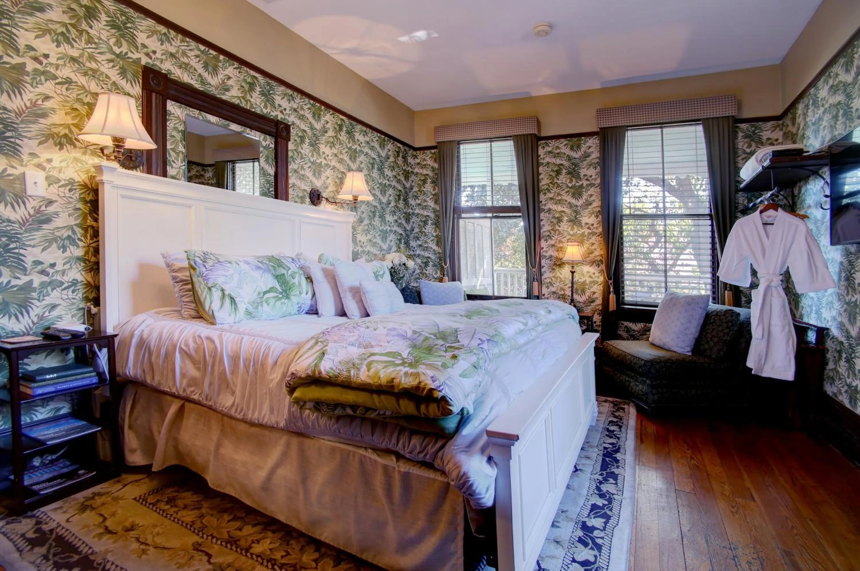 Bedroom, Bed in Azalea Inn and Villas