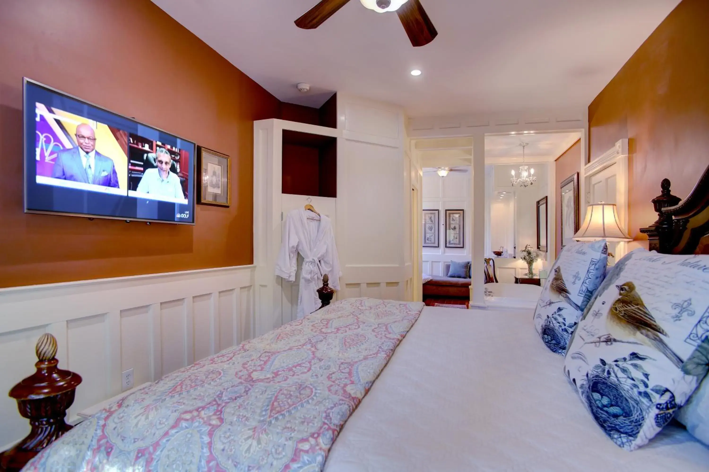 King Room - Cotton Exchange in Azalea Inn and Villas King Room - Cotton Exchange in Azalea Inn and Villas