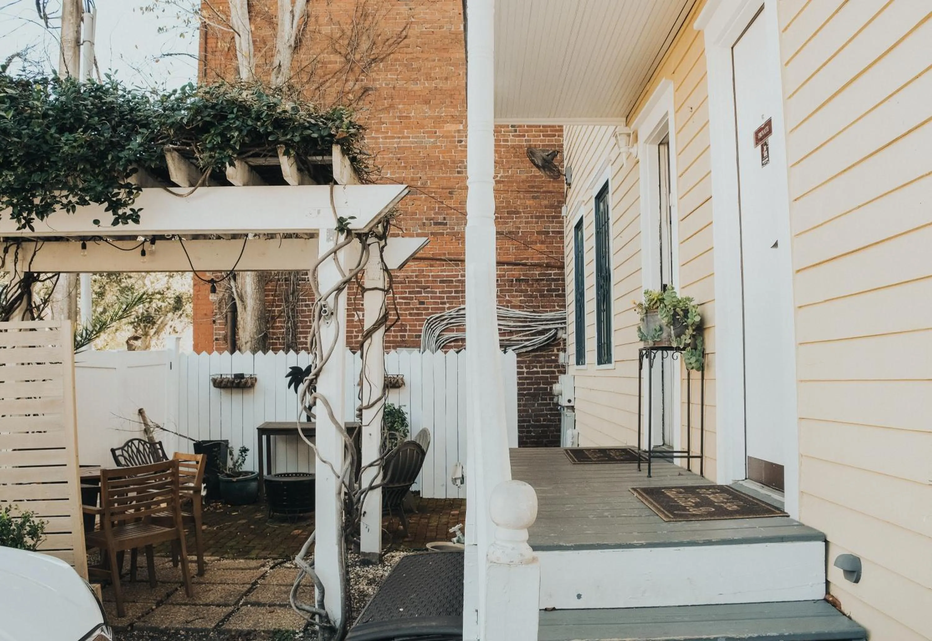 Property building in Green Palm Inn