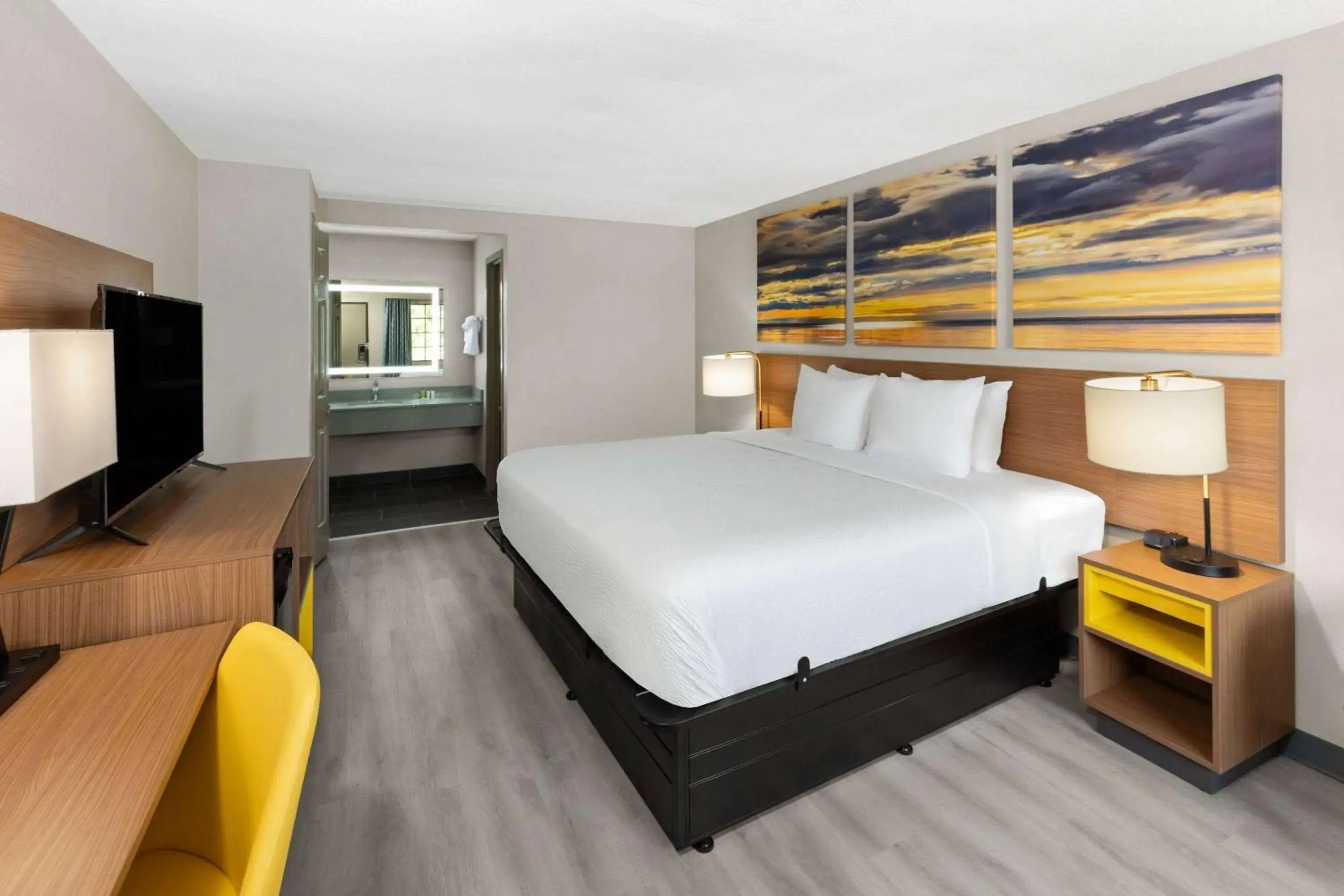 King Room with Mobility Access and Bathtub with Grab Bars, Non-Smoking in Days Inn & Suites by Wyndham Vicksburg King Room with Mobility Access and Bathtub with Grab Bars, Non-Smoking in Days Inn & Suites by Wyndham Vicksburg