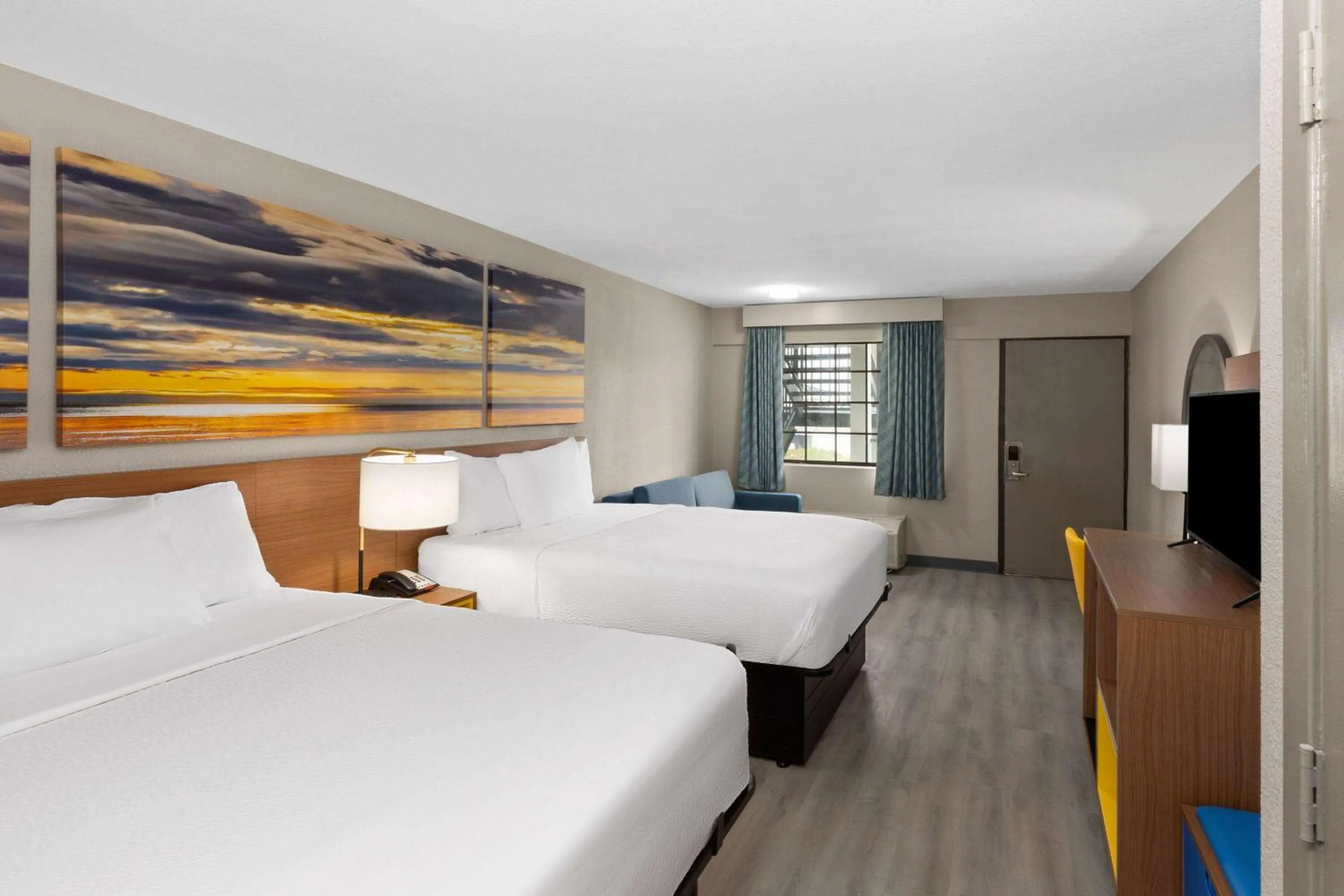 Photo of the whole room, Bed in Days Inn & Suites by Wyndham Vicksburg