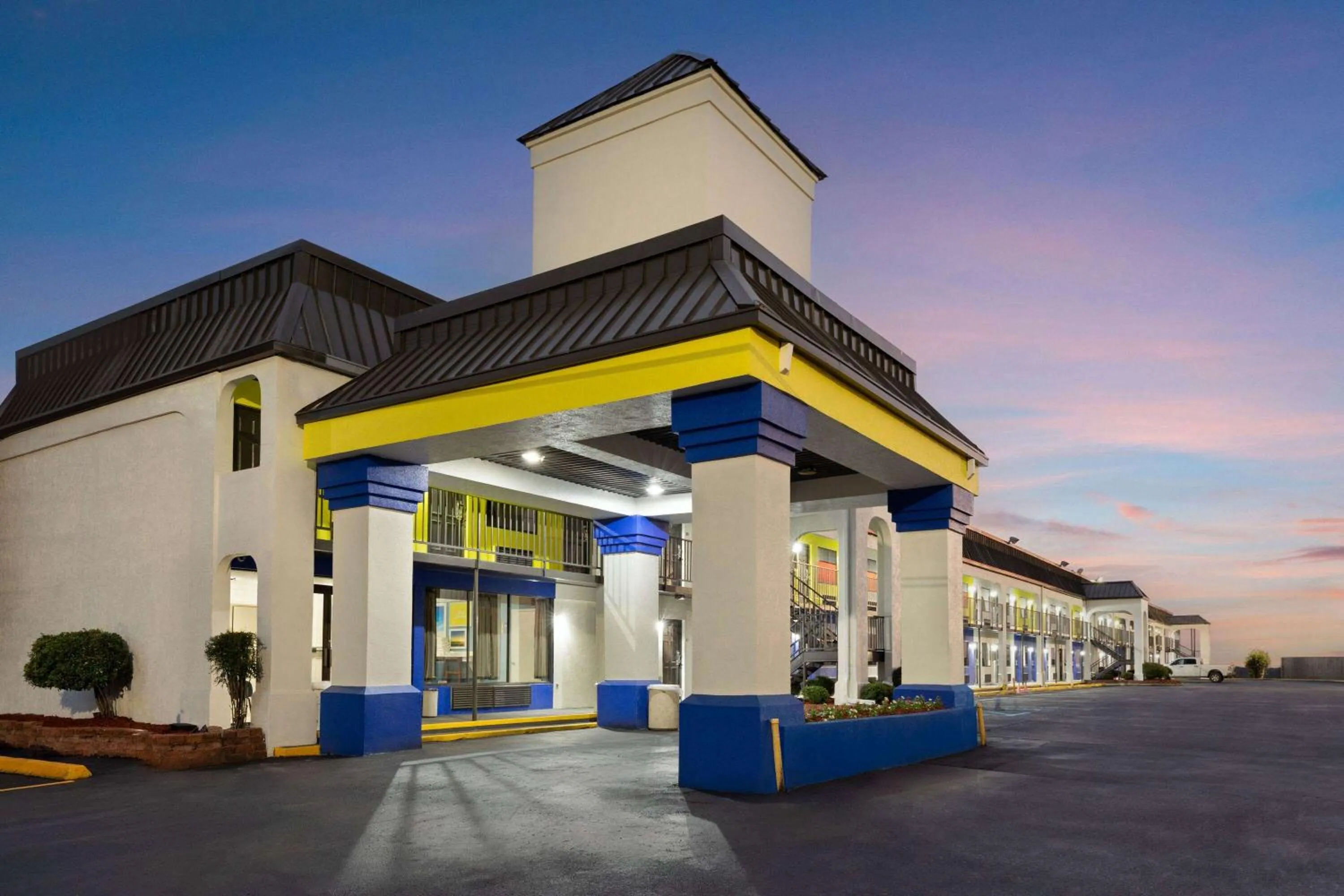 Property building in Days Inn & Suites by Wyndham Vicksburg