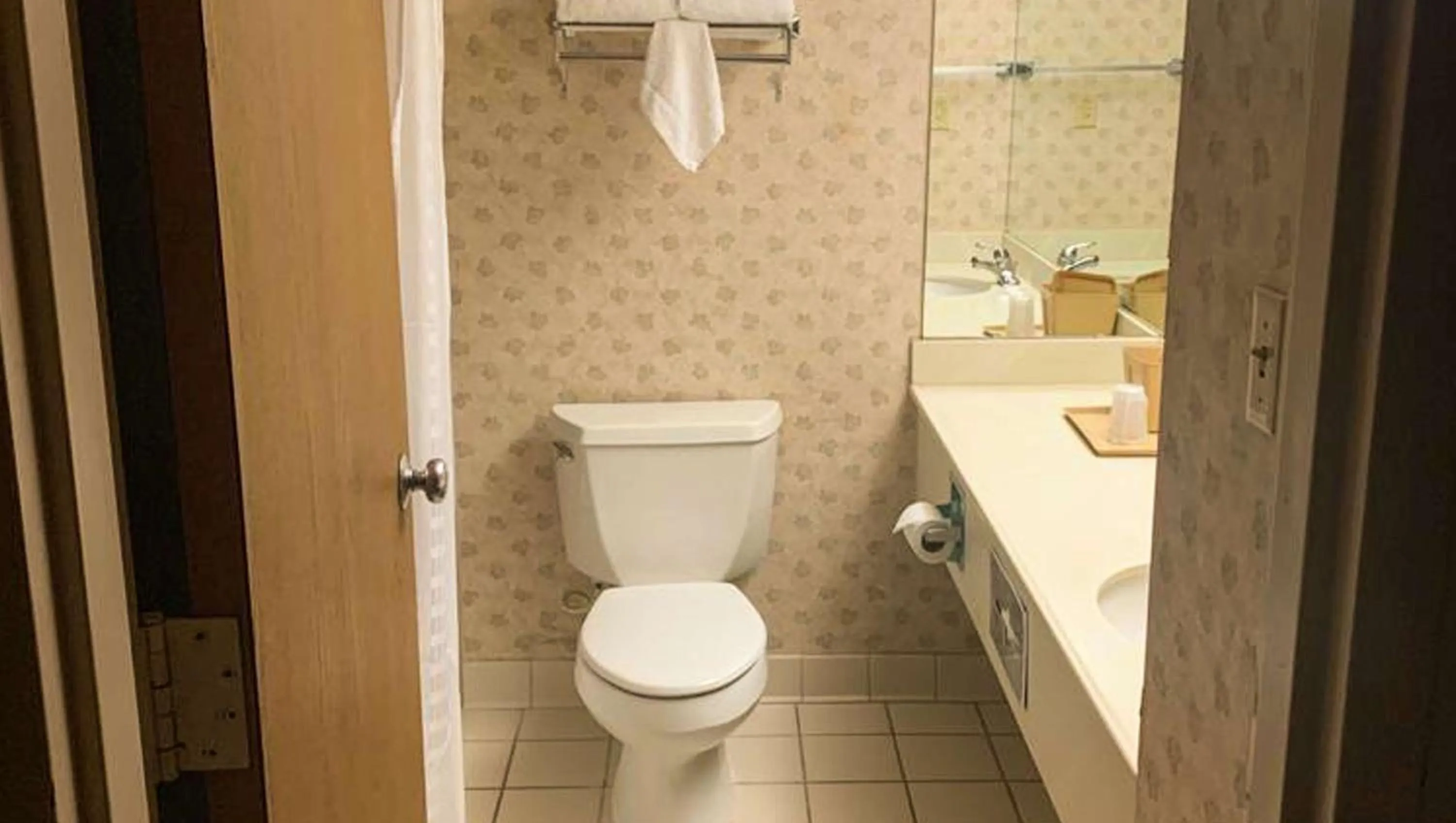 Bathroom in Magnuson Grand Desoto