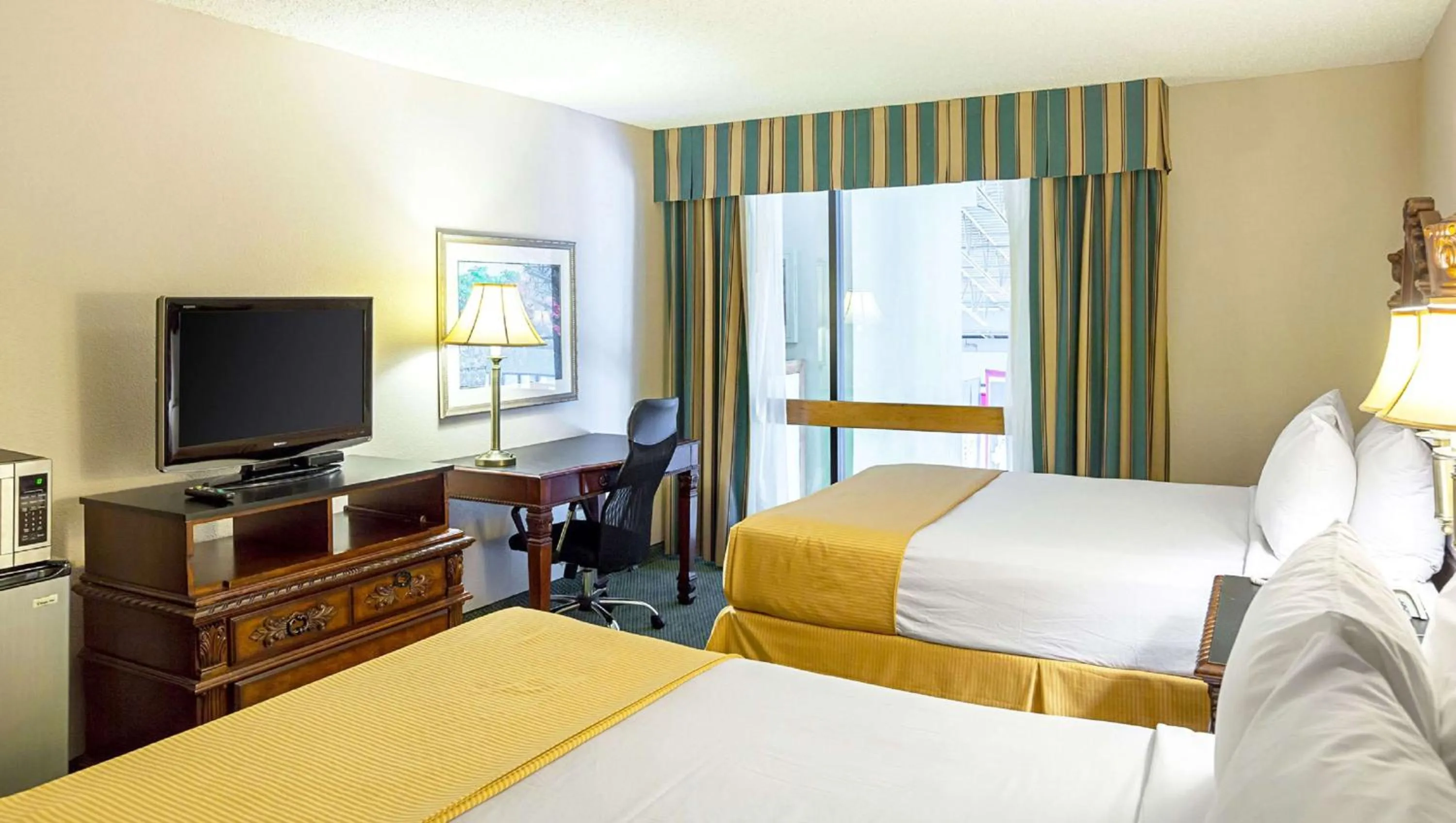 Photo of the whole room in Magnuson Grand Desoto