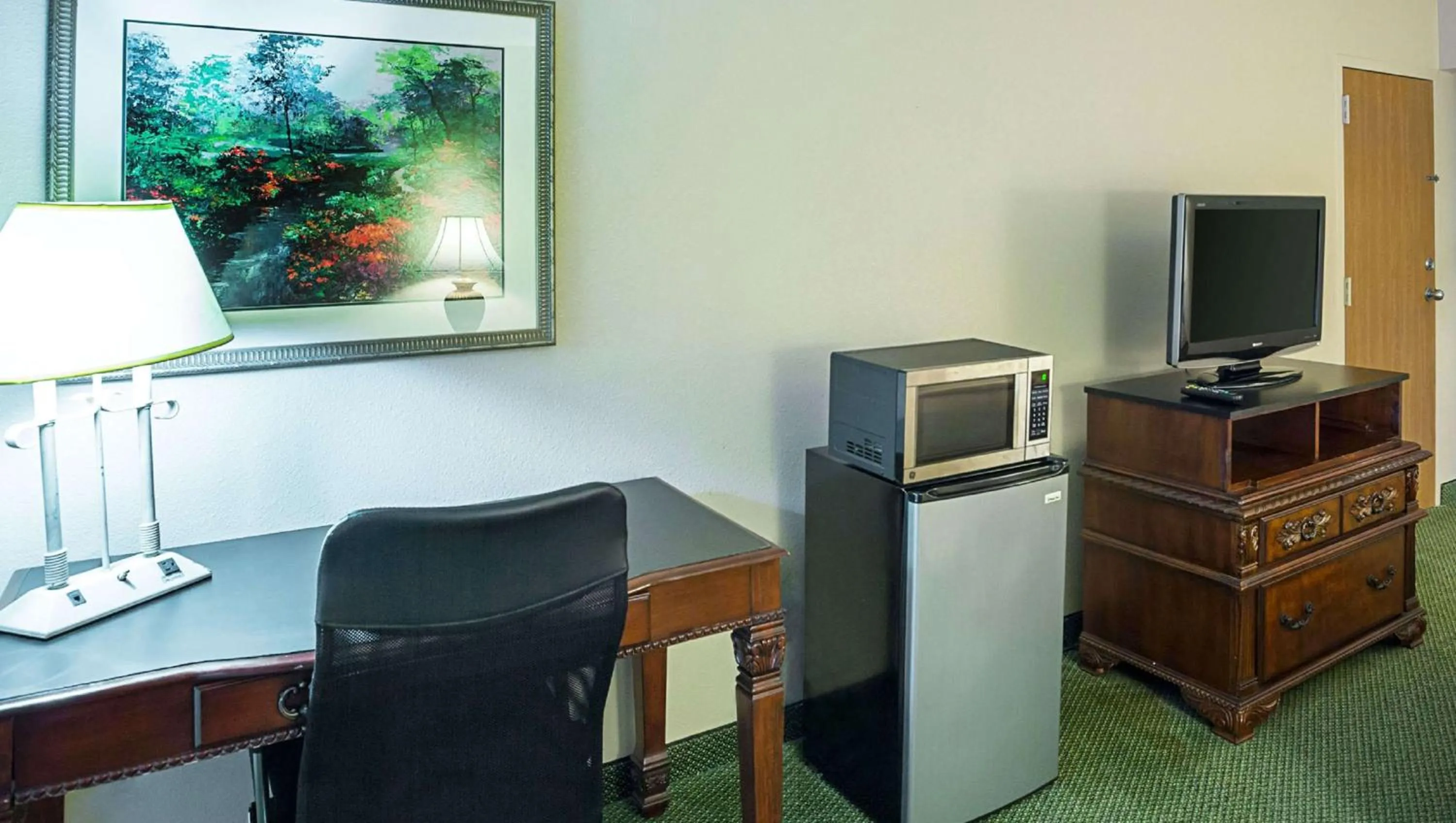 Photo of the whole room, TV/Entertainment Center in Magnuson Grand Desoto