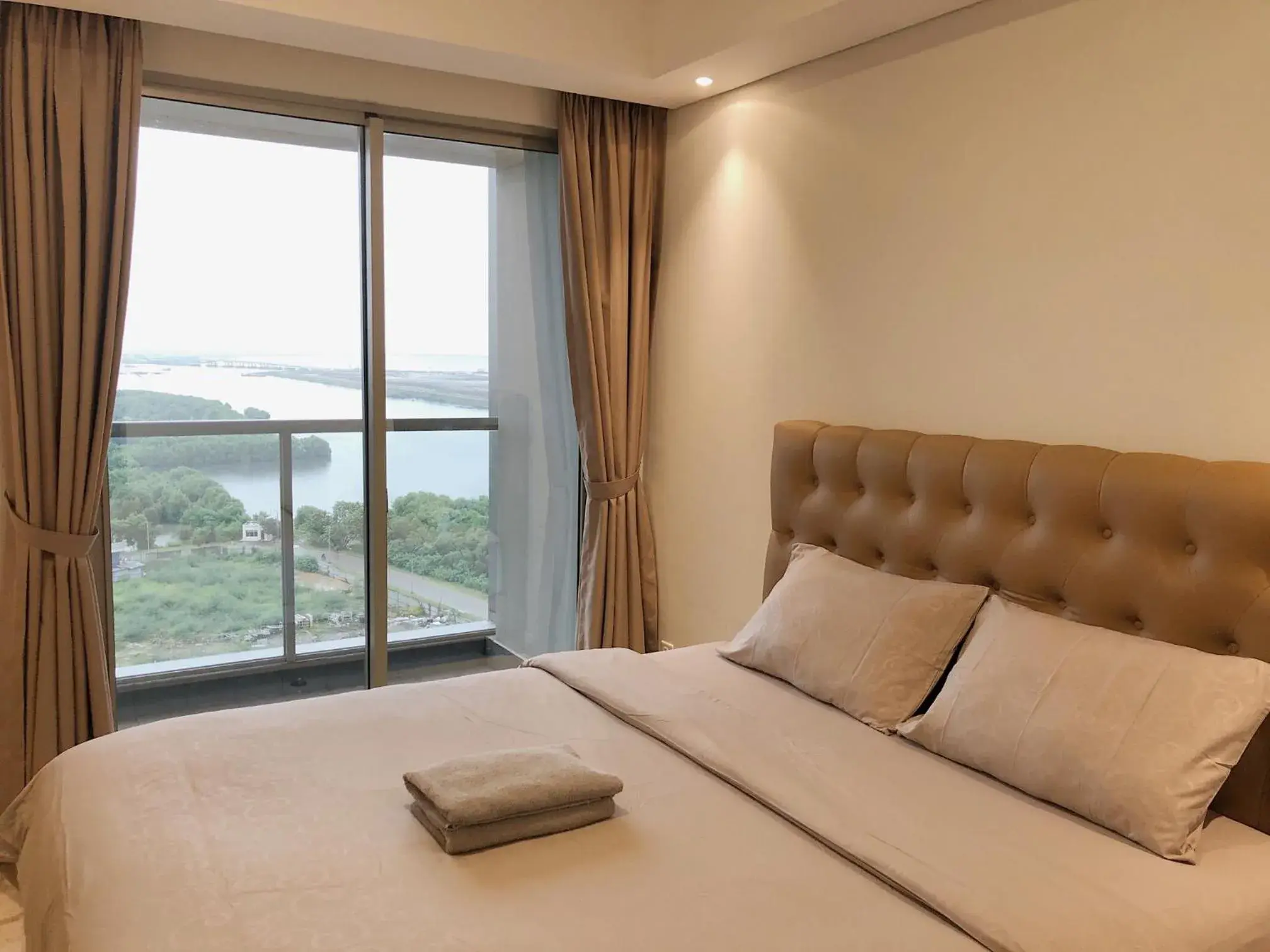 Studio Apartment with Sea View in Gold Coast PIK Sea View Apartments by LongeSuites Studio Apartment with Sea View in Gold Coast PIK Sea View Apartments by LongeSuites