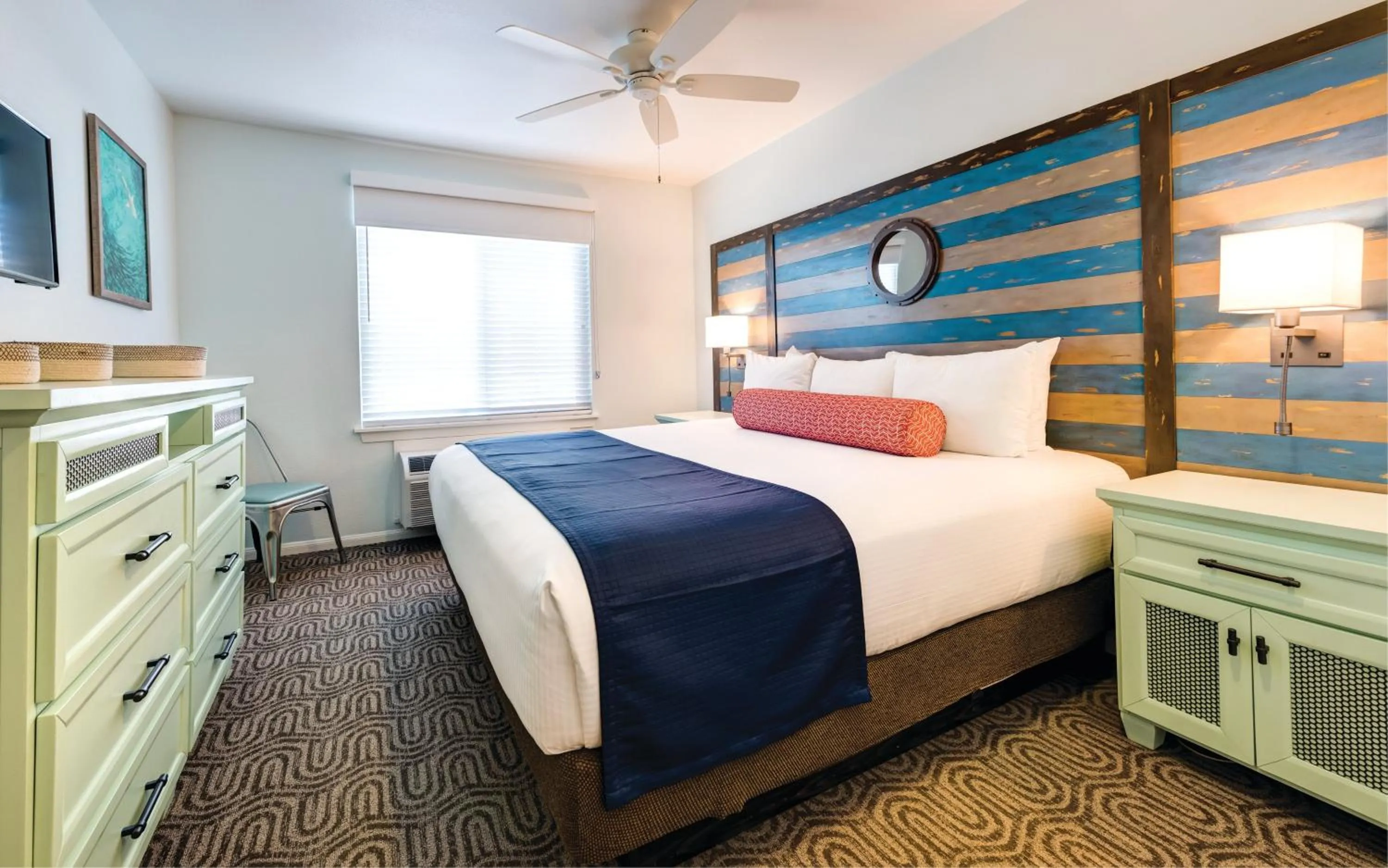 Photo of the whole room, Bed in WorldMark San Diego – Mission Valley