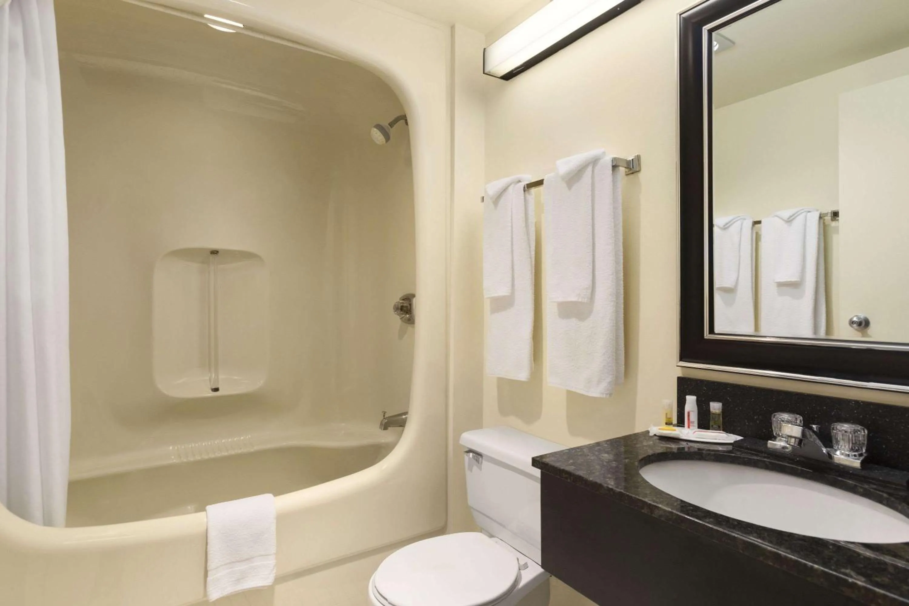 Bathroom in Sunset Inn Kenora