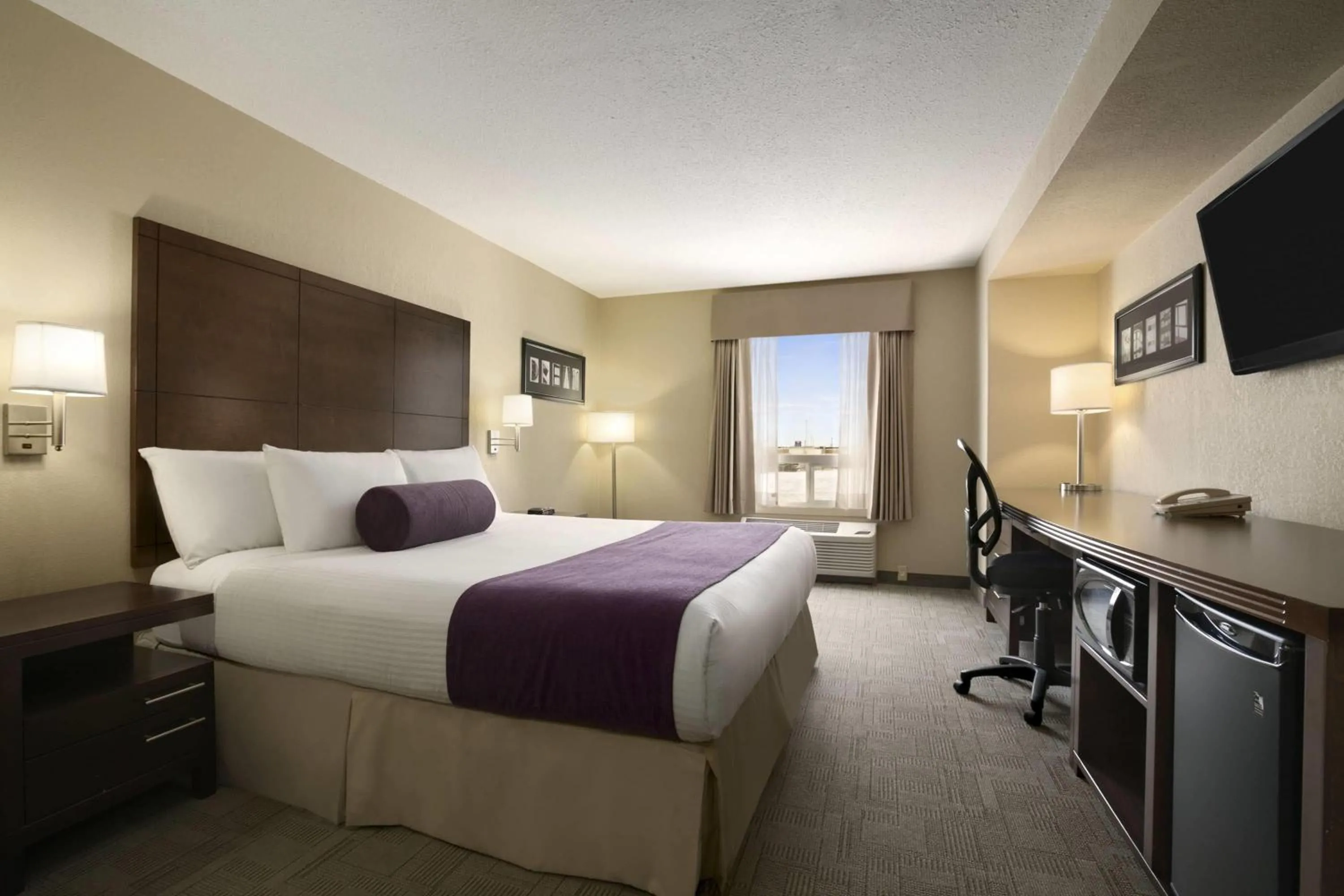 Photo of the whole room, Bed in Days Inn by Wyndham Regina